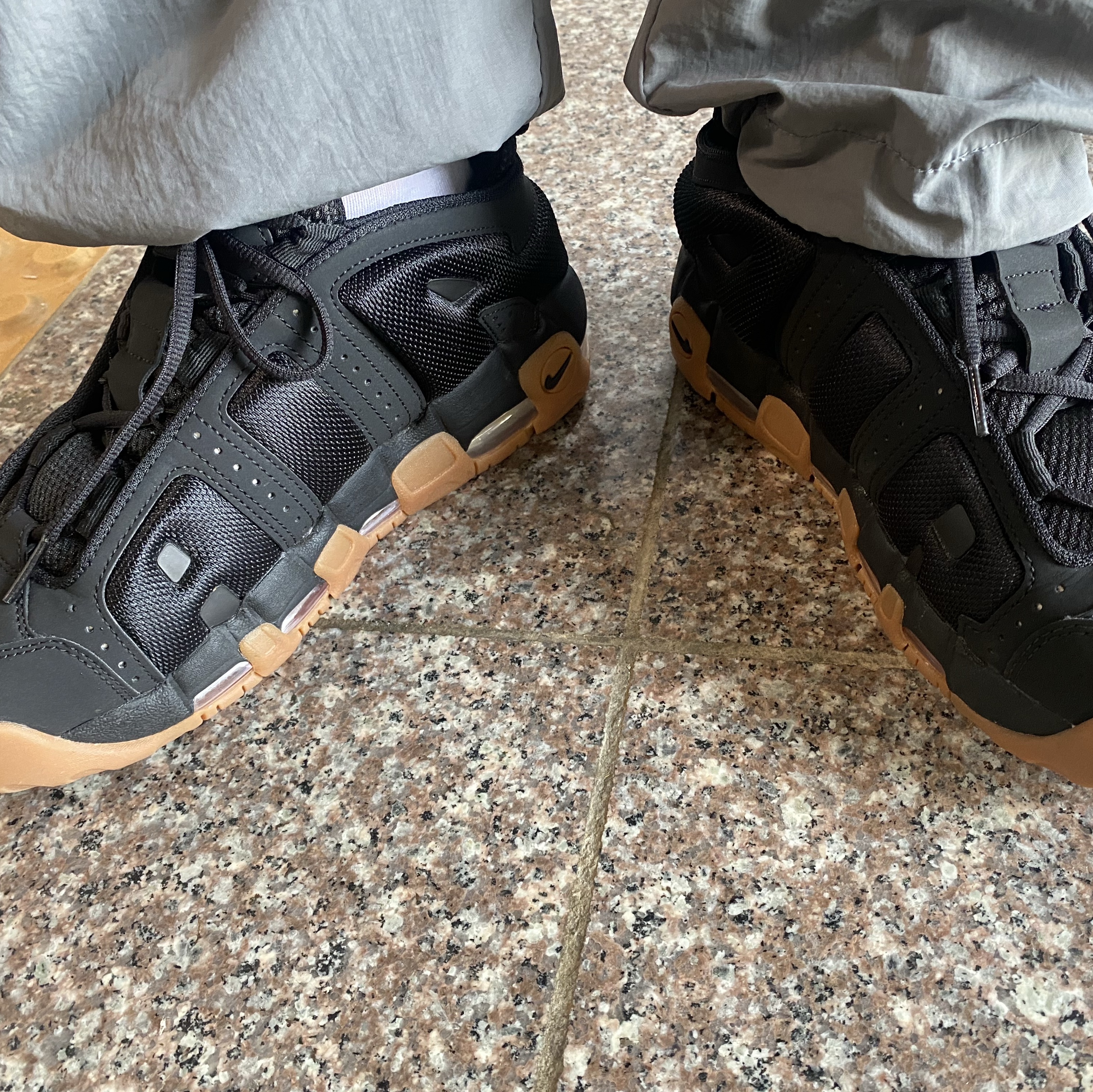 Nike Air More Uptempo Low Black and Gum Medium Brown 착용 스타일 - 1