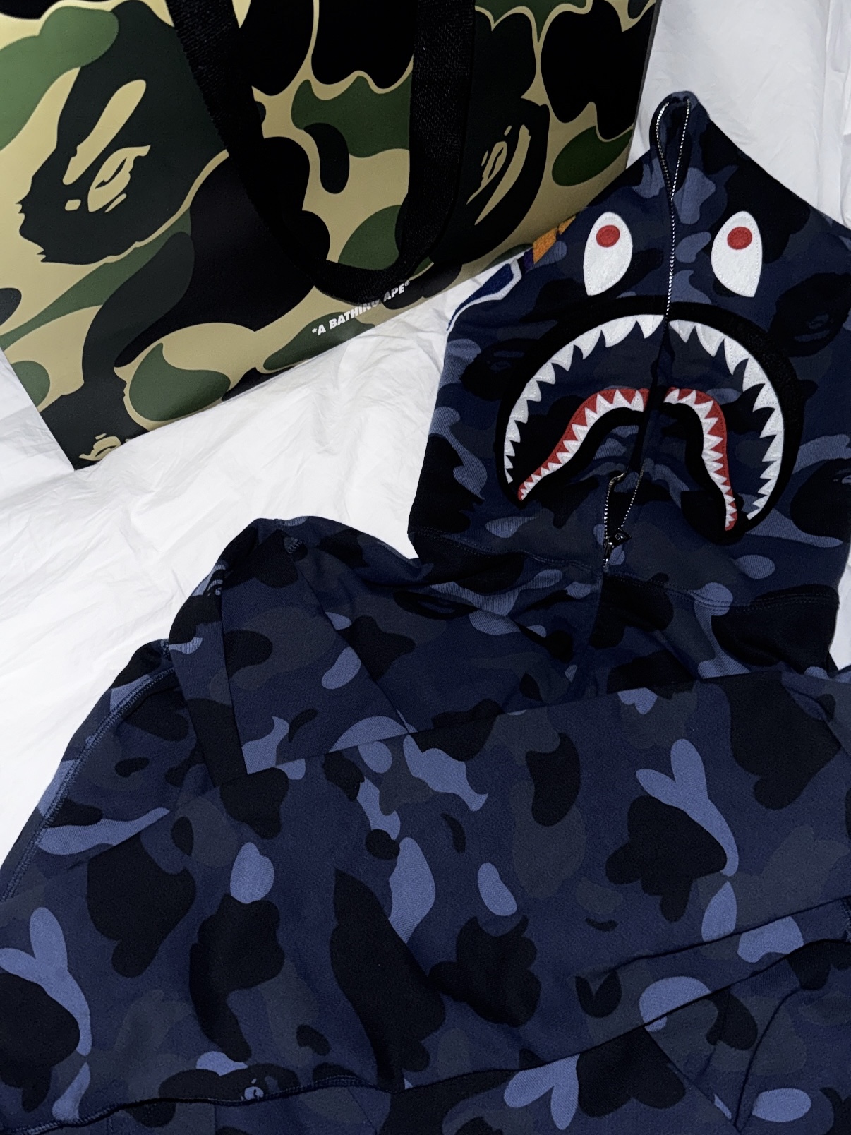 BAPE Color Camo Shark Full Zip Hoodie Navy 착용 스타일 - 1