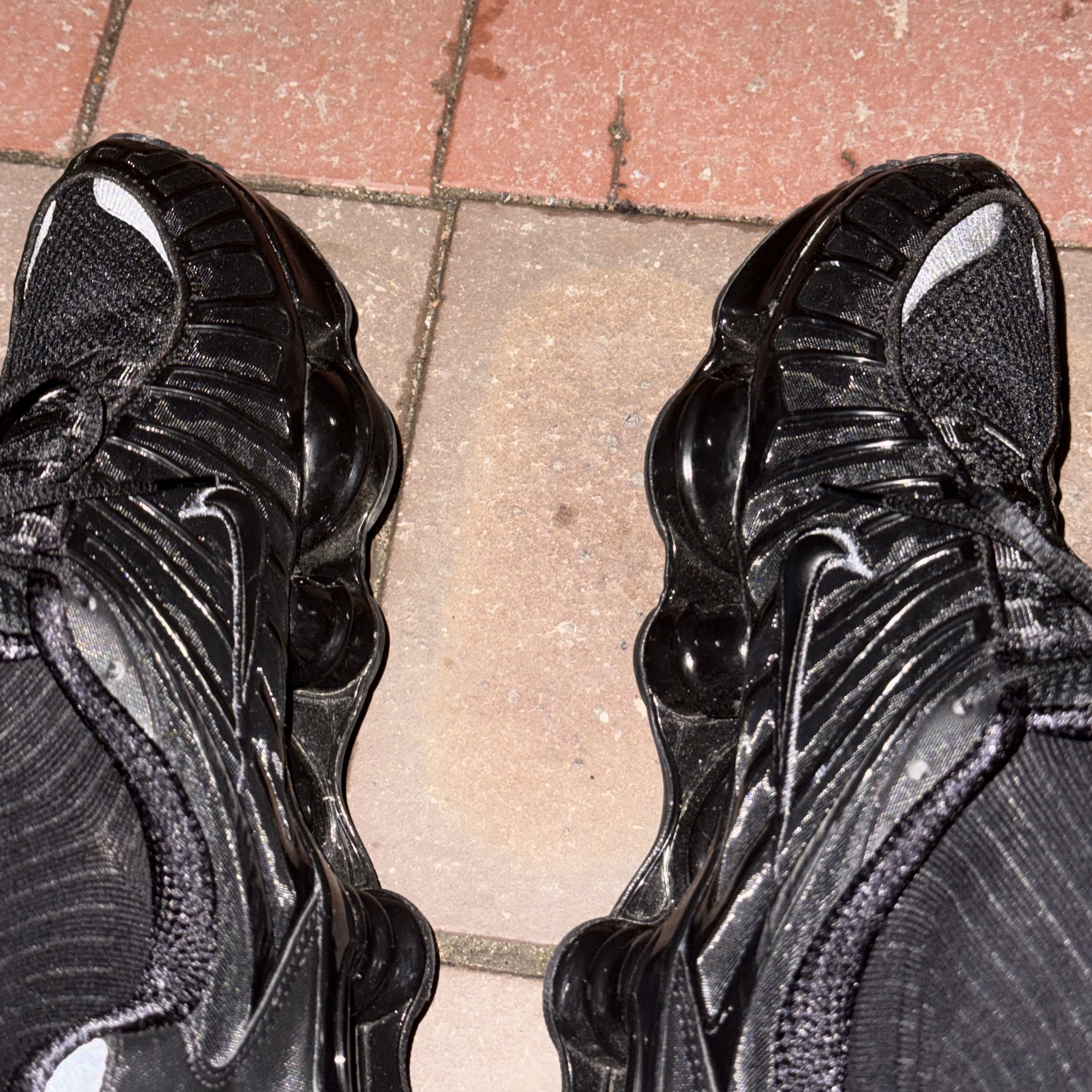 Nike Shox TL Black Metallic Hematite 착용 스타일 - 2