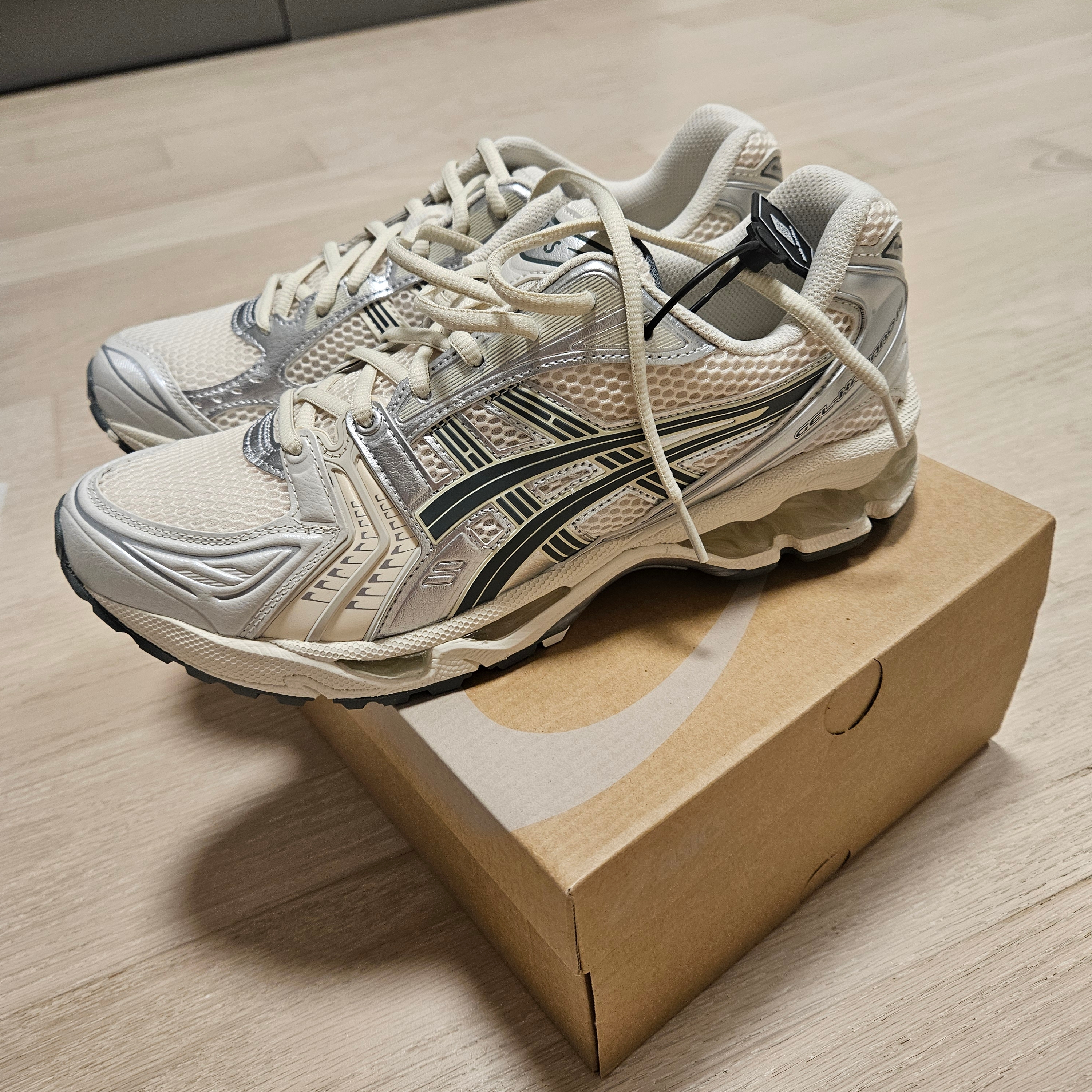 Asics Gel-Kayano 14 Birch Dark Pewter 착용 스타일