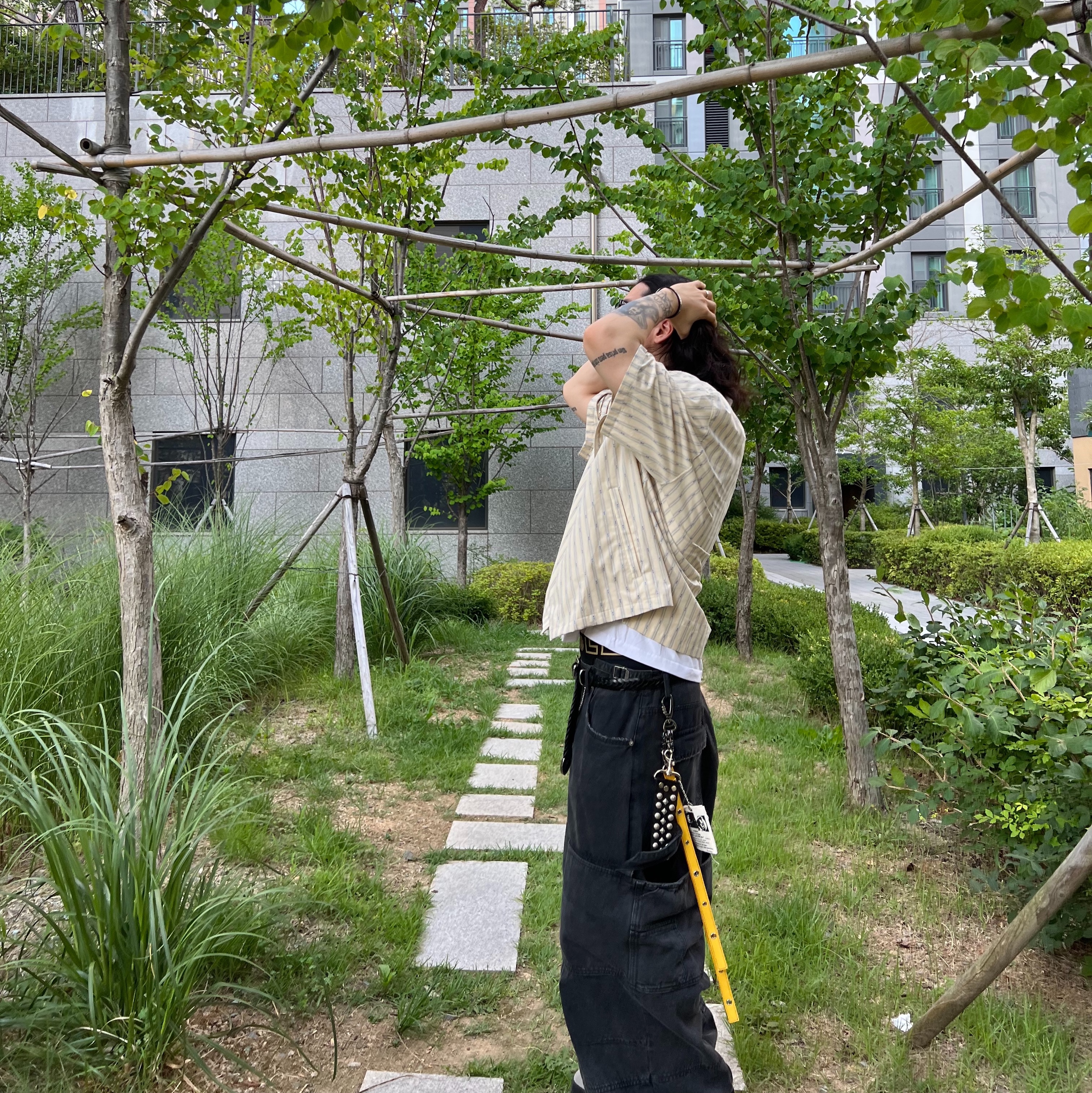Nonnod Vacation Shirt Yellow Stipe, Nonnod Double knee cover pants Vintage black 착용 스타일 - 4