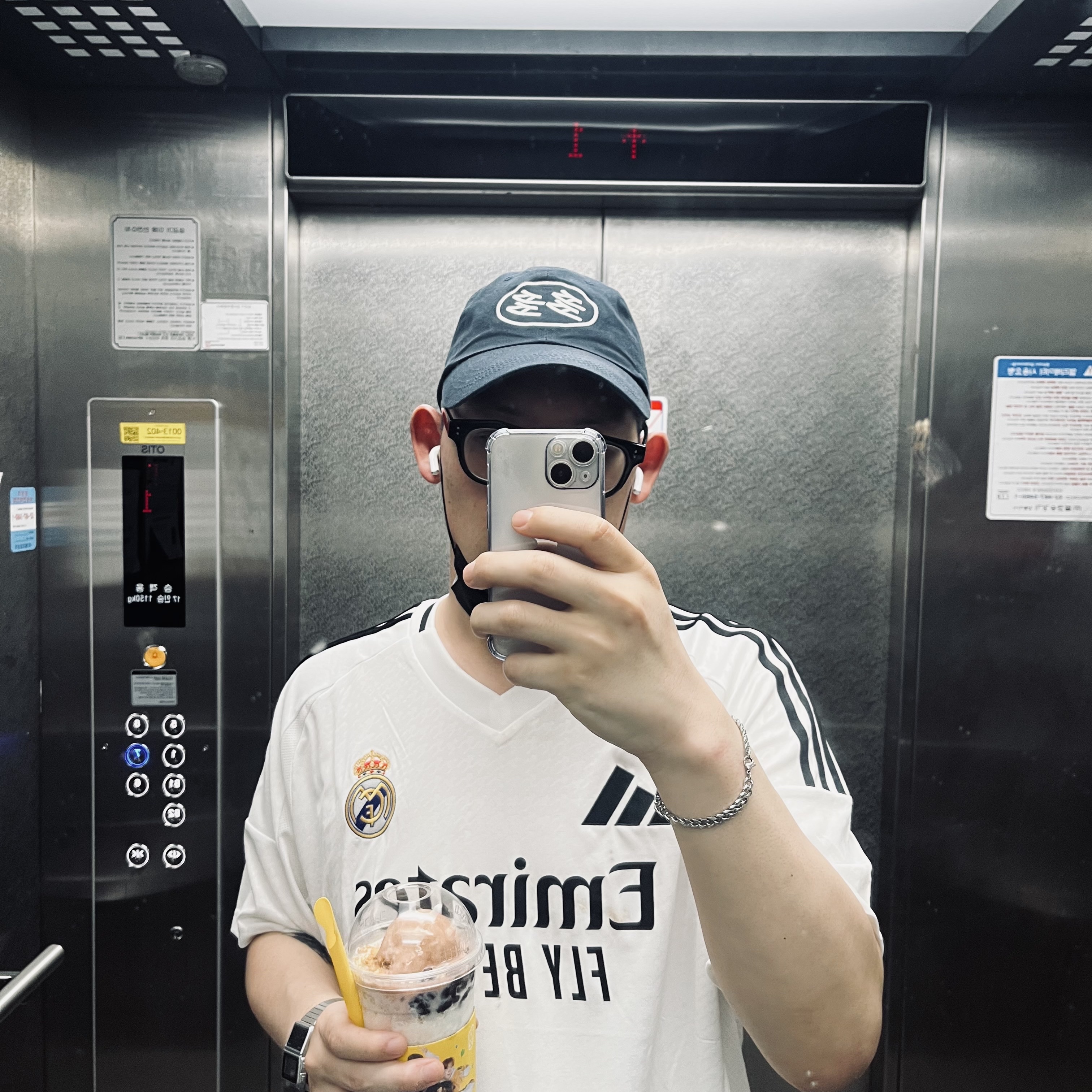 Dada Glow Logo Cap Navy, Adidas Real Madrid 2024/25 Home Jersey White - KR Sizing (Non Marking Ver.) 착용 스타일