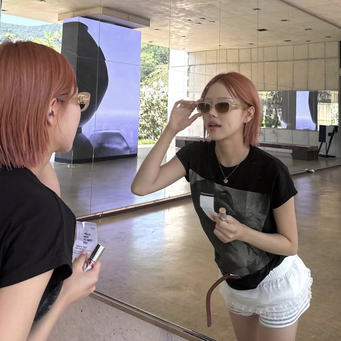 Chanel Rectangle Sunglasses Acetate & Black Asian Fit, Chanel Rectangle Sunglasses Acetate & Black International Fit 착용 스타일 - 1