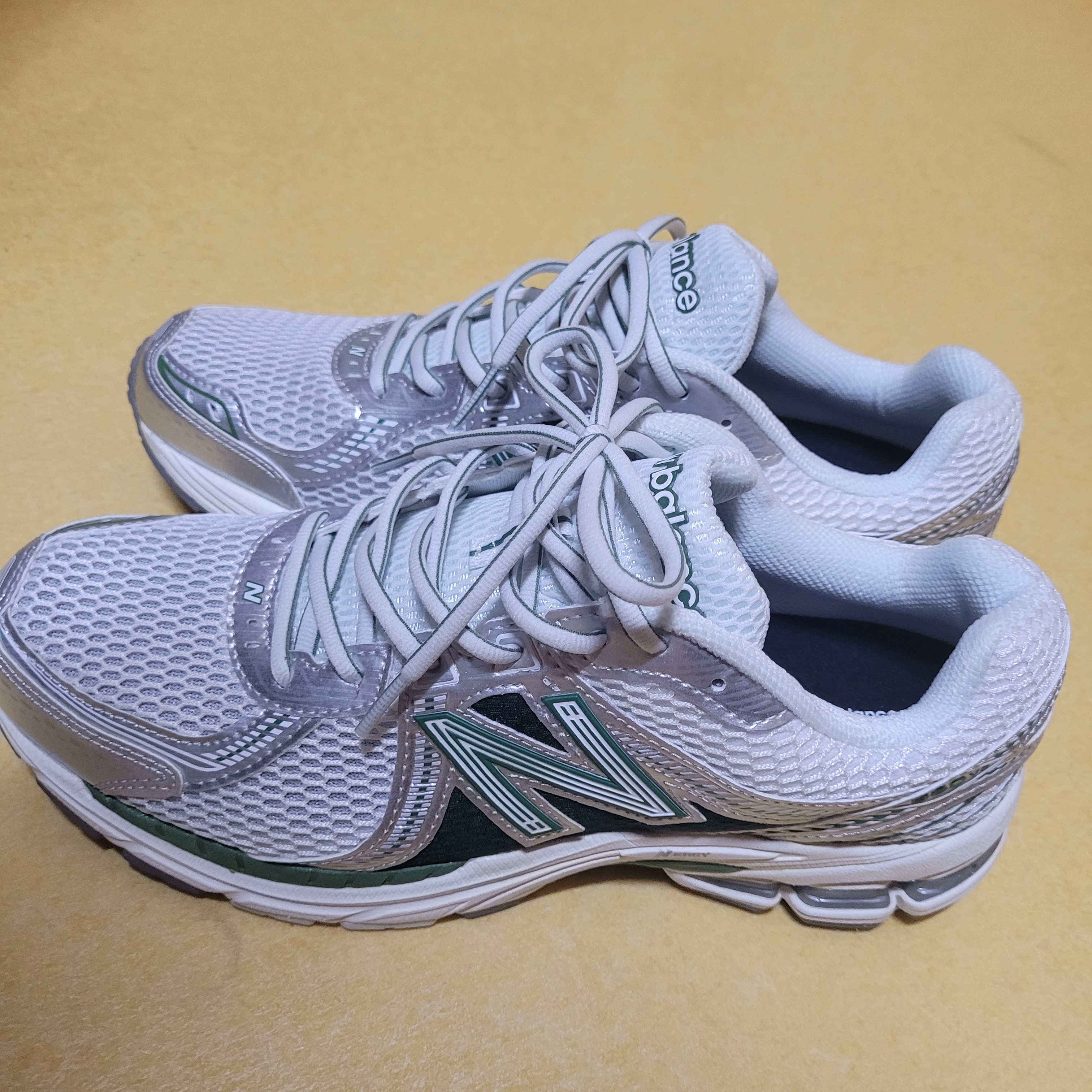 New Balance 860v2 Mallard Green Silver 착용 스타일 - 1