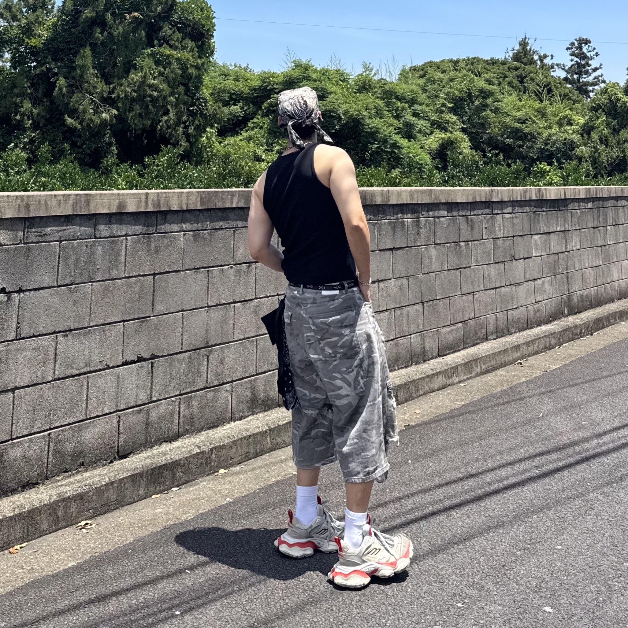 Balenciaga Cargo Sneakers Beige Grey Red 착용 스타일 - 3