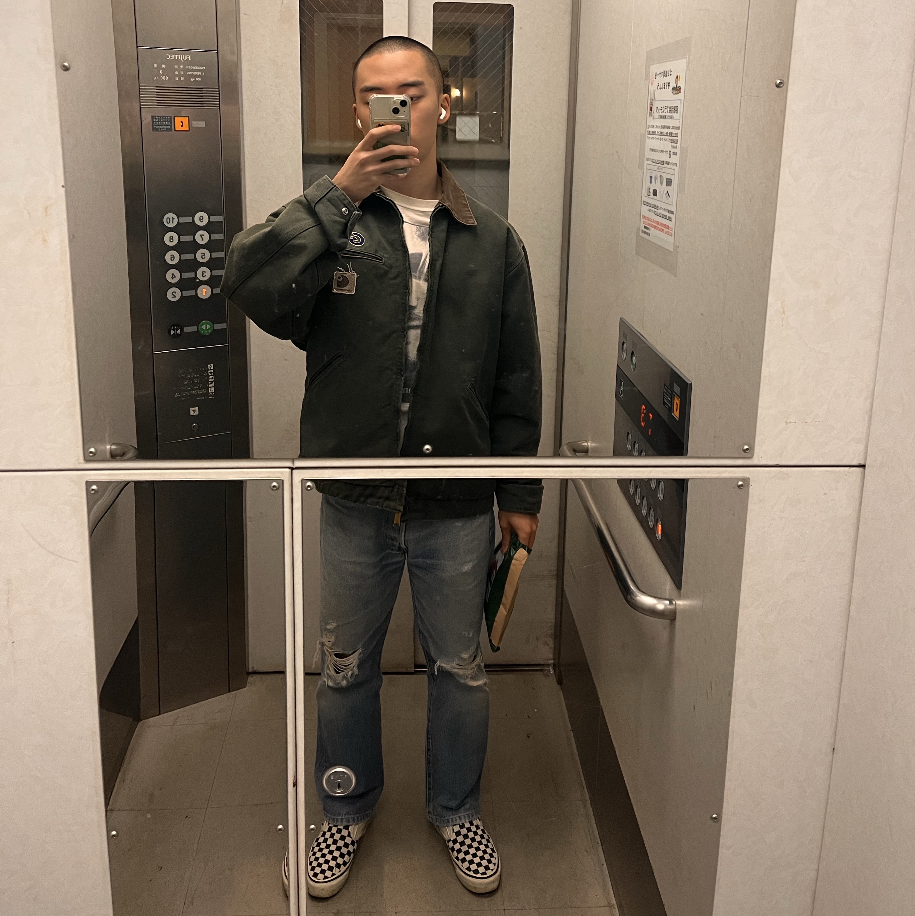 Vans Slip-On Checkerboard, Apple Airpods Pro 2nd Gen with MagSafe Charging Case USB C (Korean Ver.) 착용 스타일