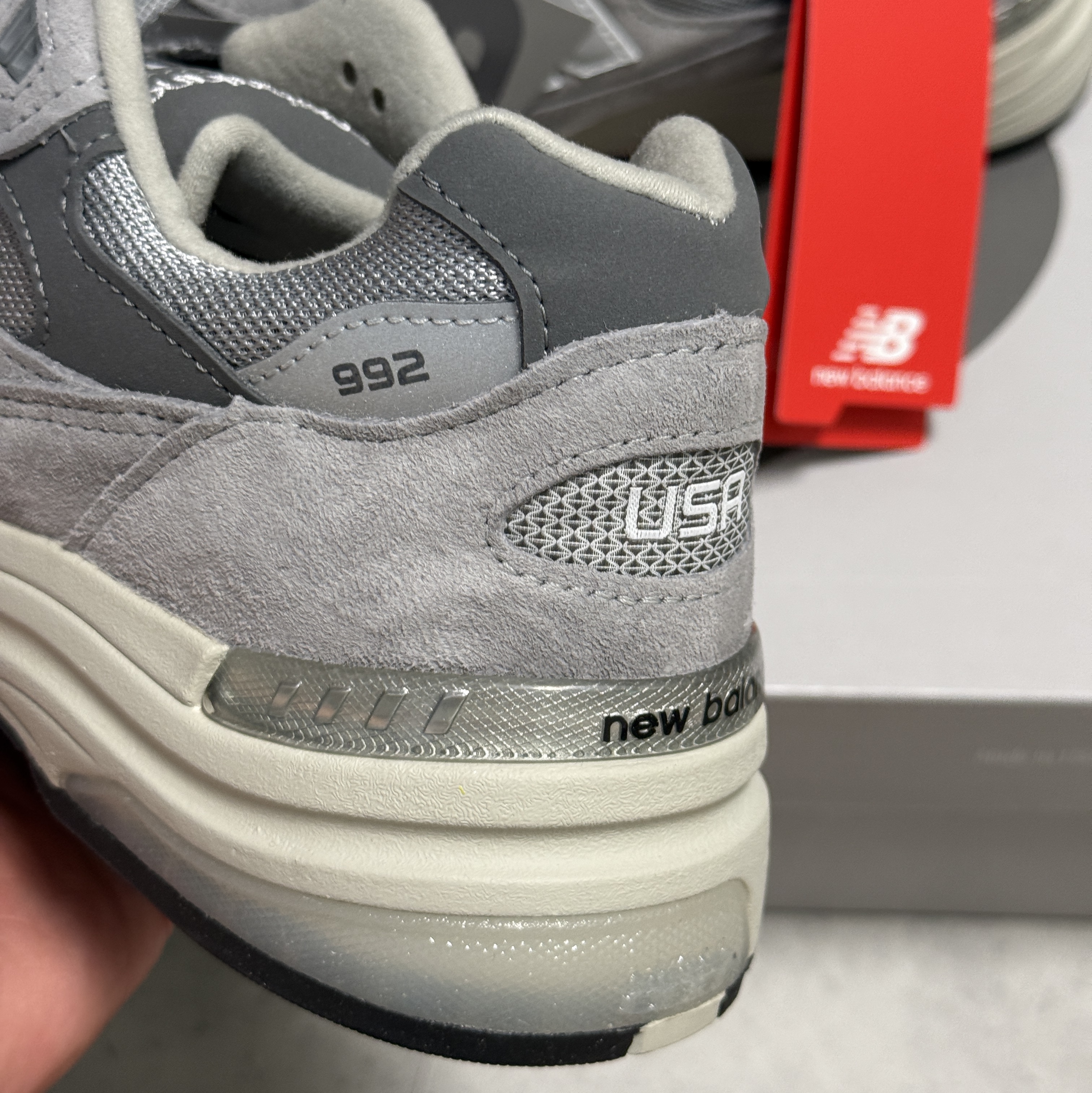 New Balance 992 Made in USA Core Grey Silver Metallic 착용 스타일 - 3