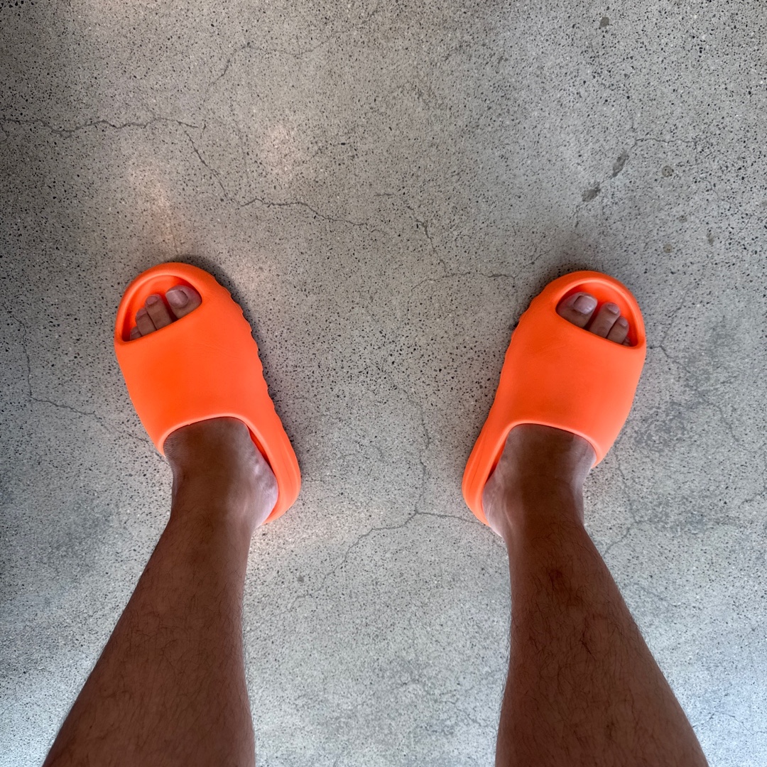 Adidas Yeezy Slide Enflame Orange 착용 스타일 - 2