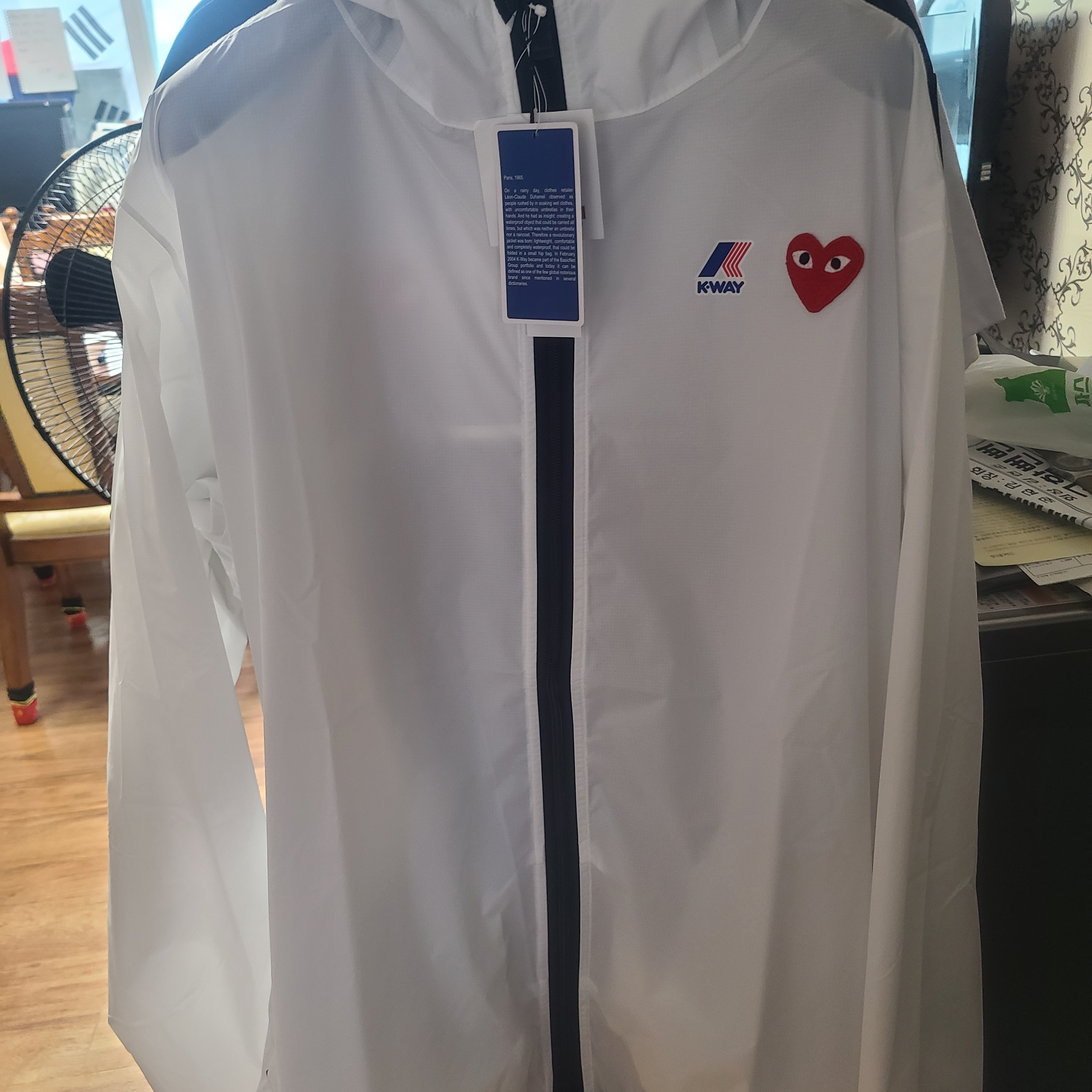 Play Comme des Garcons x K-Way Full Zip Jacket White 착용 스타일