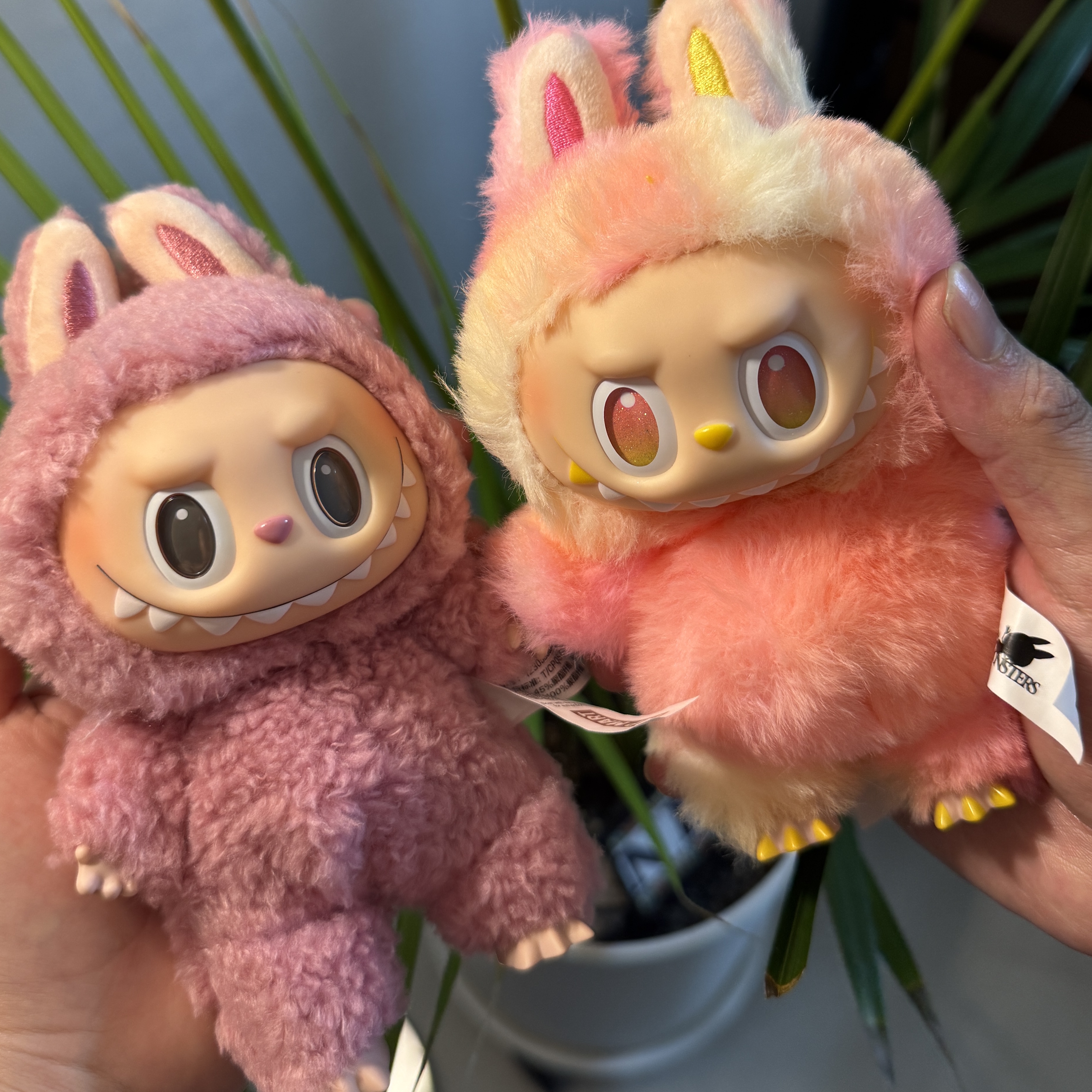 Pop Mart The Monsters Labubu Tasty Macarons Series Sealed Case (1 Blind Box), Pop Mart Labubu The Monsters Highlight Series Sealed Case (1 Blind Box) 착용 스타일