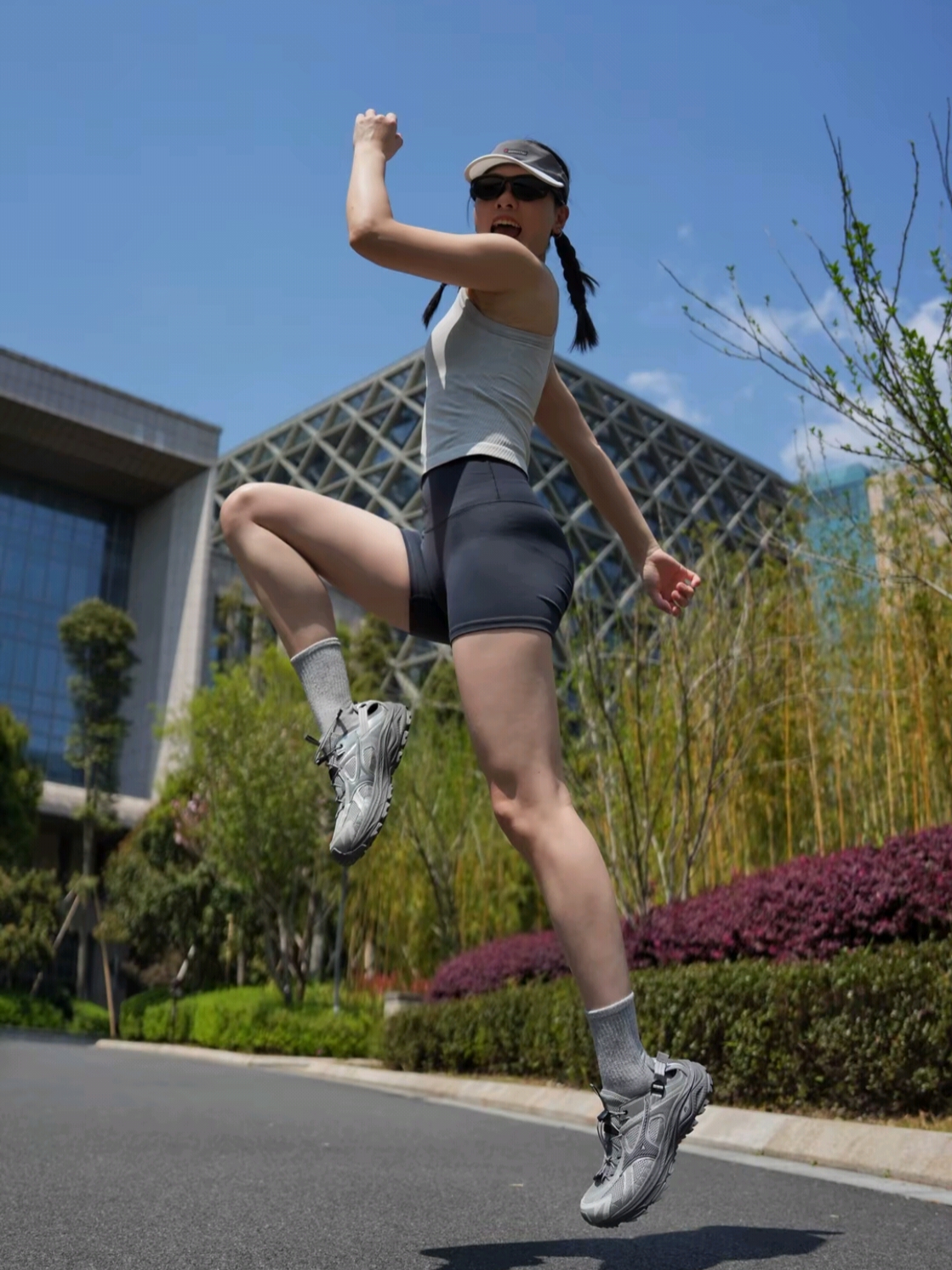 Mizuno Racer Trail SE Silver Grey, (W) Celine Triomphe 01 Sunglasses in Acetate Black 착용 스타일 - 1