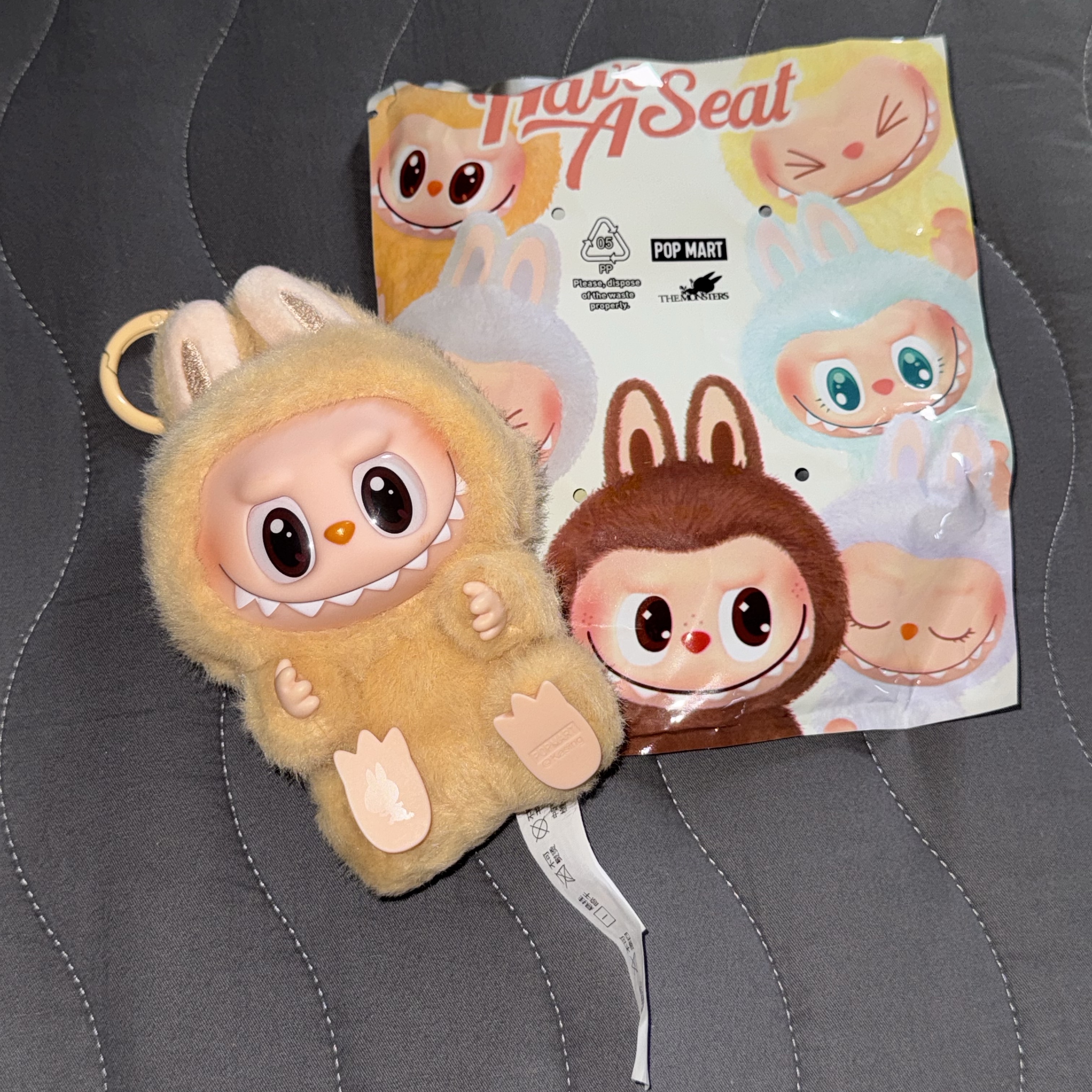 Pop Mart Labubu Let's Play Together Doll Series Sealed Case (1 Blind Box) 착용 스타일
