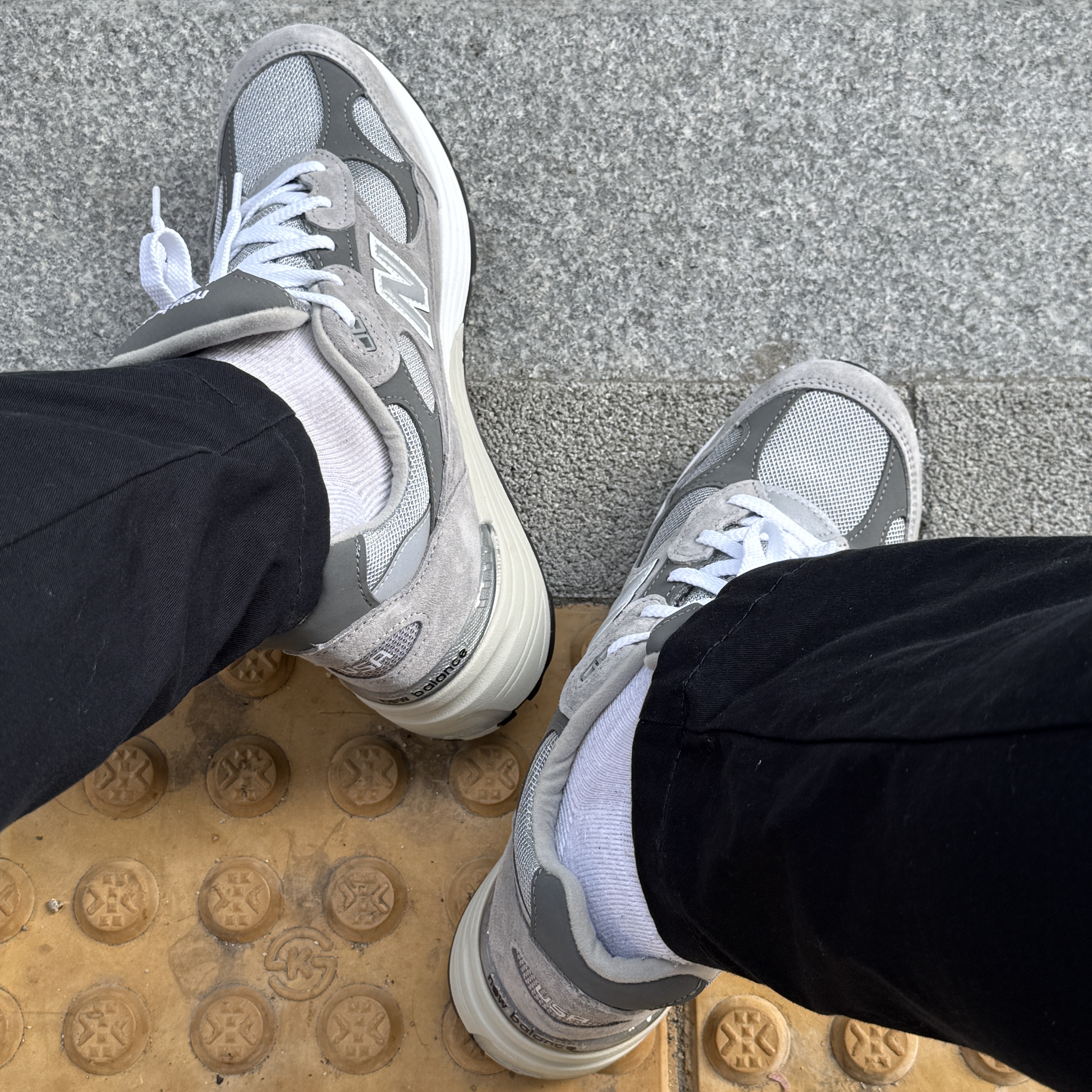 New Balance 992 Made in USA Core Grey Silver Metallic 착용 스타일 - 5