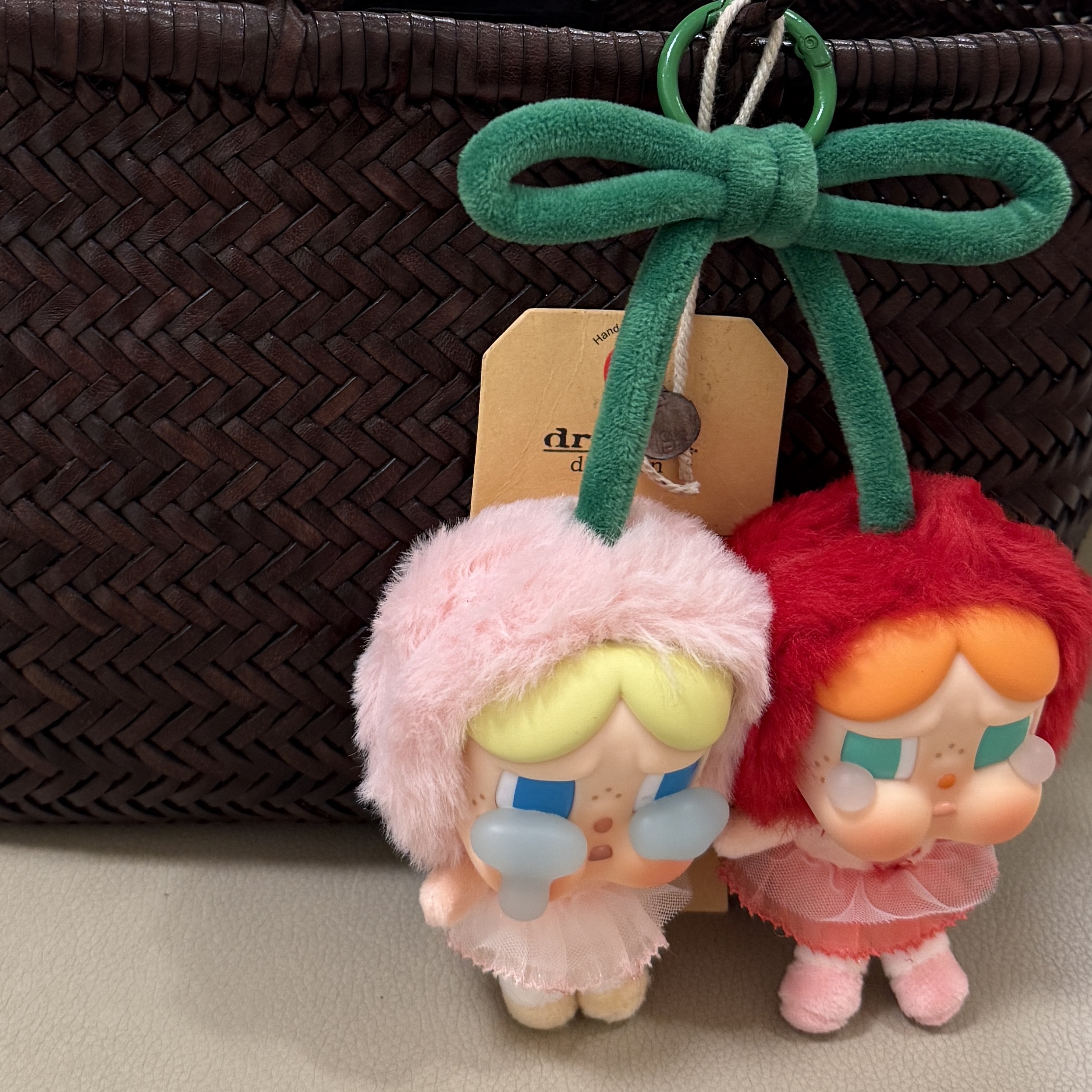 Pop Mart Crybaby Crying For Love Series Vinyl Plush 착용 스타일