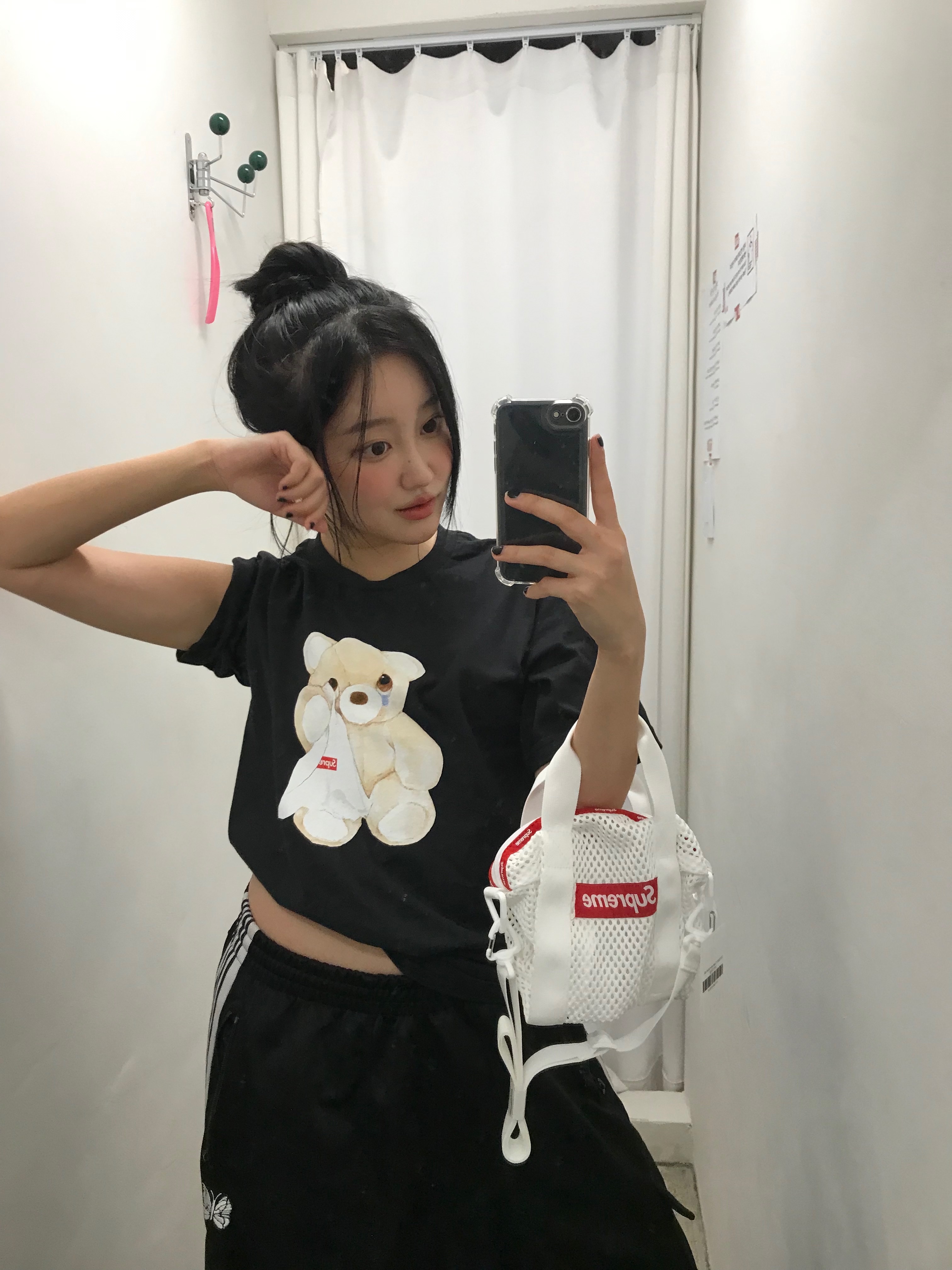 Supreme Bear T-Shirt Black - 25SS, Supreme Mesh Mini Duffle Bag White - 23SS 착용 스타일 - 3