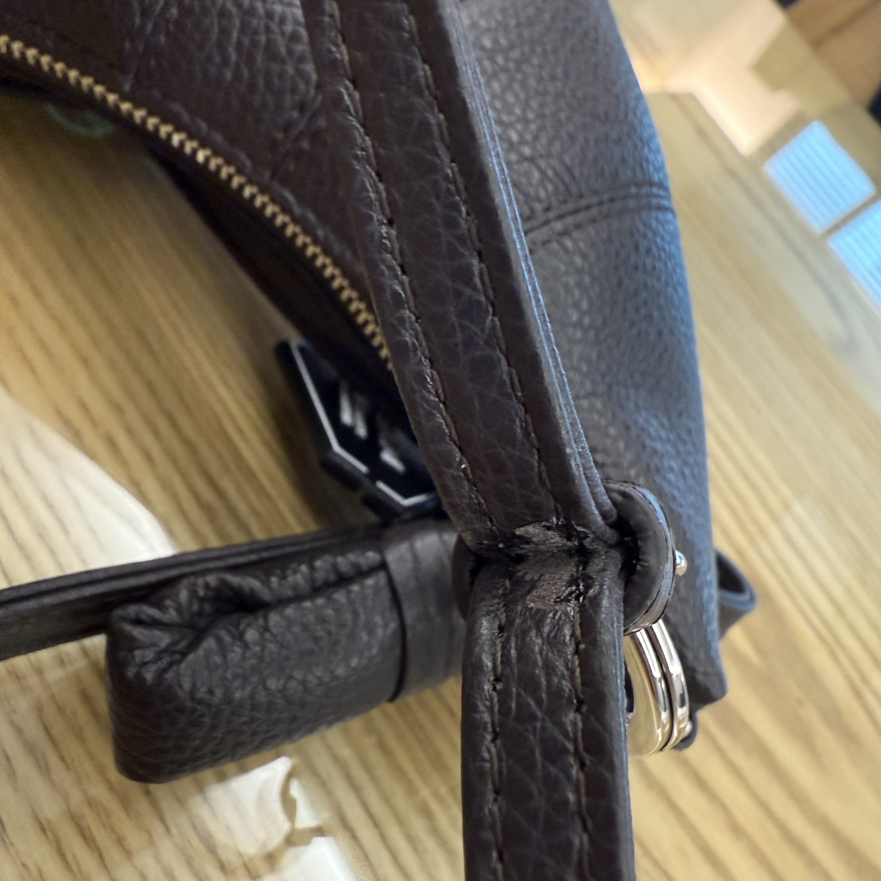 Lemaire Croissant Coin Purse Necklace Soft Grained Leather Dark Chocolate 착용 스타일 - 2