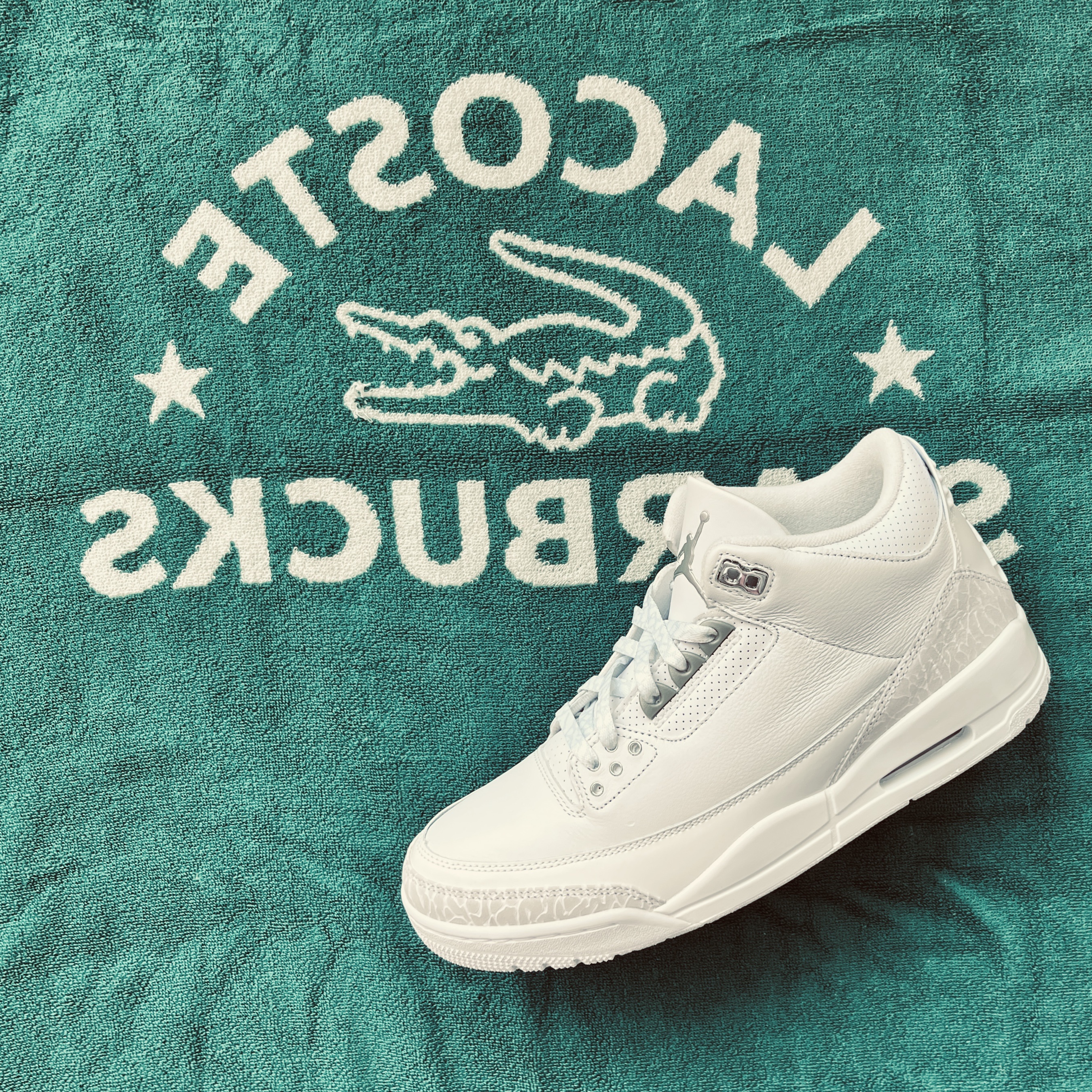 Jordan 3 Retro White and Silver, Starbucks x Lacoste Trent Towel Ivory 착용 스타일 - 1