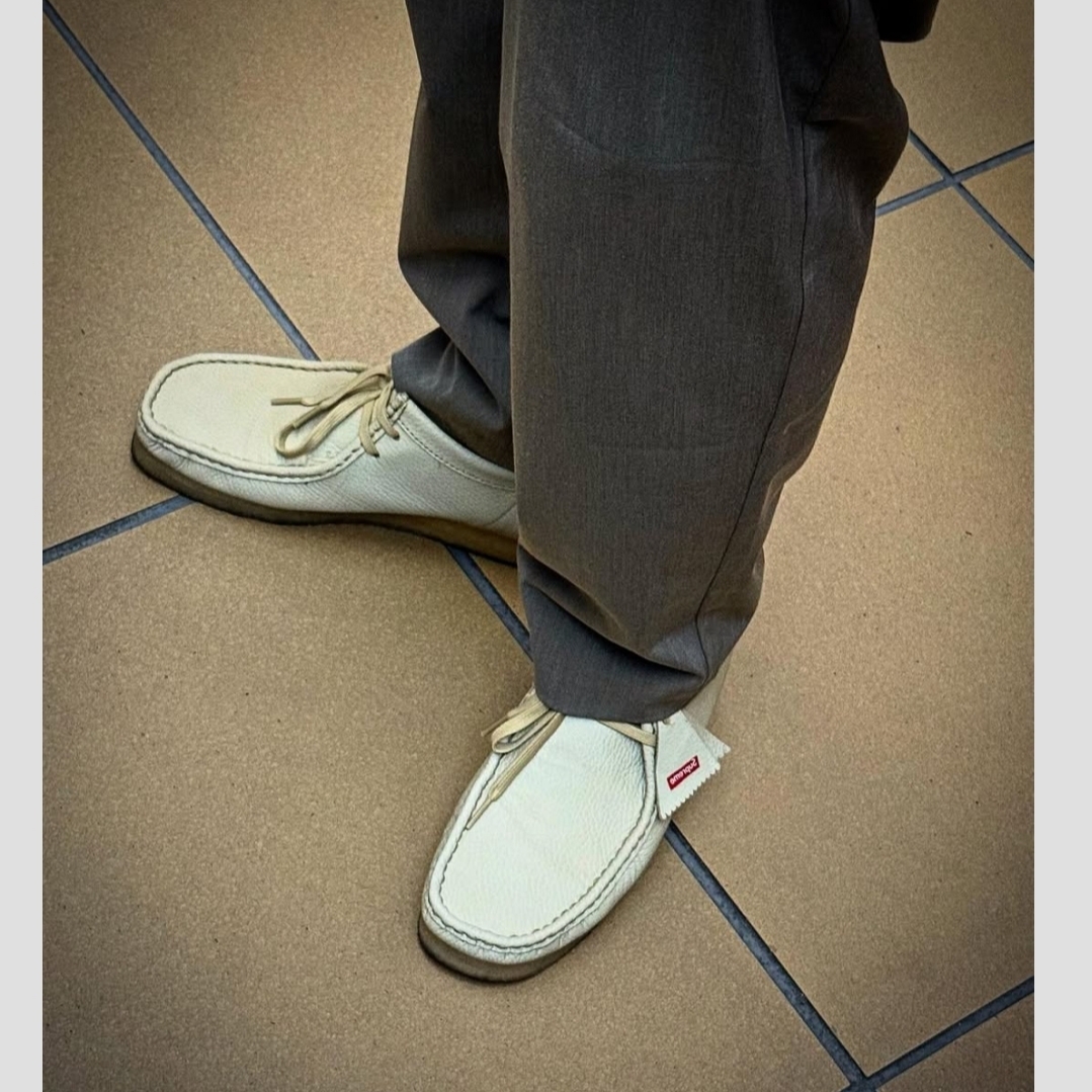 Clarks x Supreme Reflective Wallabee Natural - 25SS, Clarks x Supreme Reflective Wallabee Pink - 25SS 착용 스타일 - 5