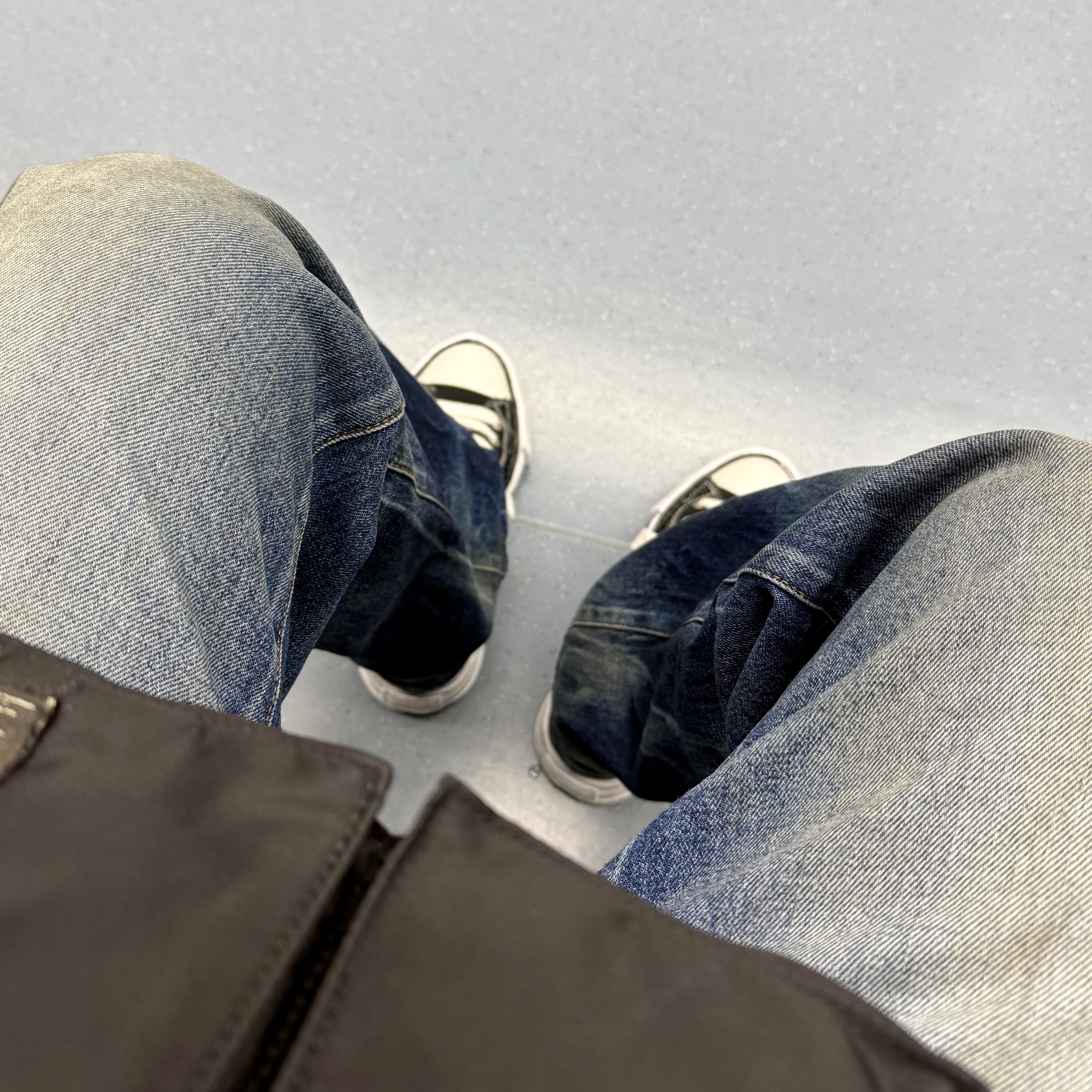 Supreme Distressed Loose Fit Selvedge Jean Washed Indigo - 25SS, Maison Mihara Yasuhiro Peterson OG Sole Canvas Low Sneakers Black 착용 스타일