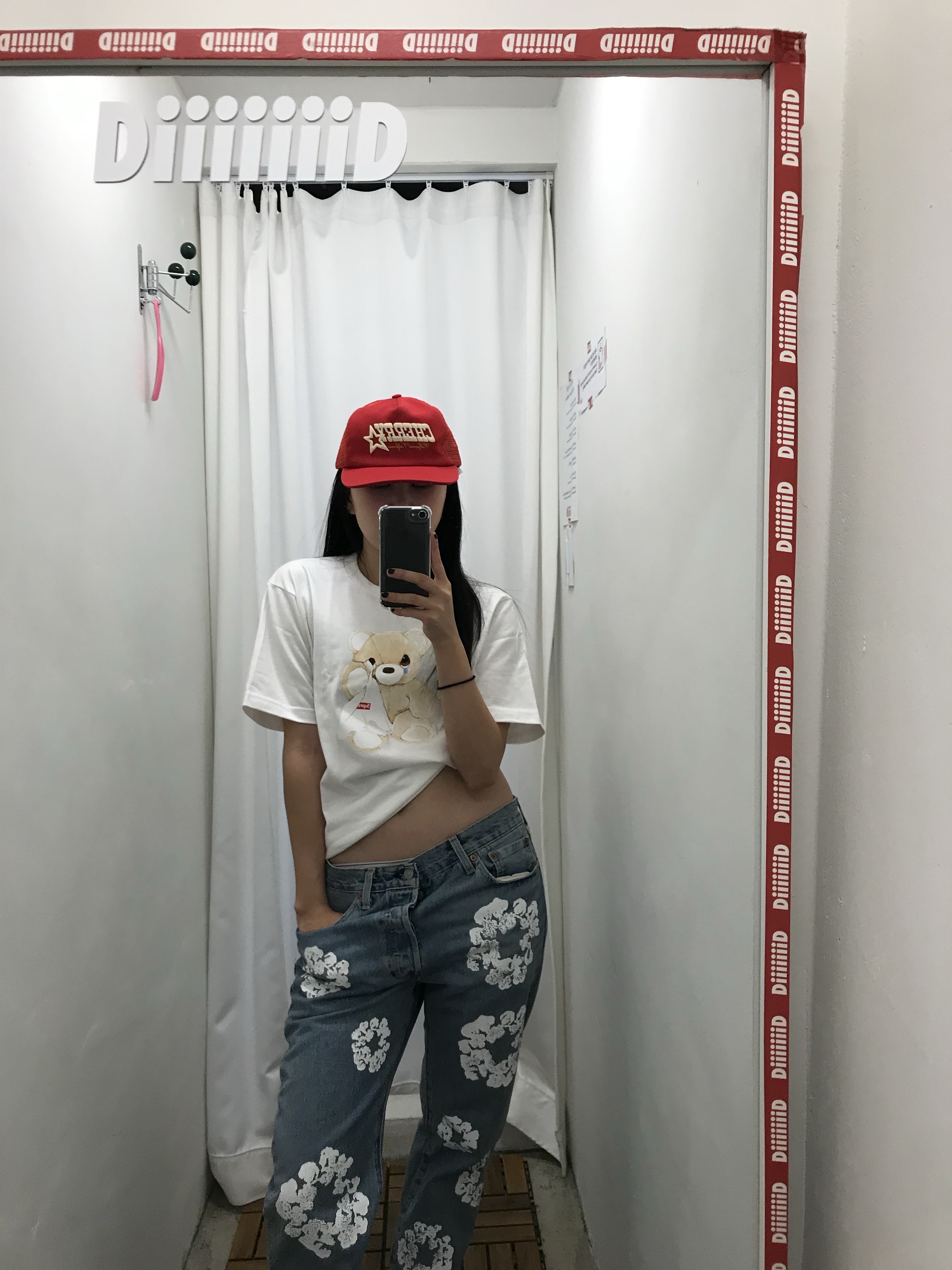 Supreme Bear T-Shirt White - 25SS, Denim Tears Dirty Wash Wreath 501 Jeans Light Wash 착용 스타일 - 3