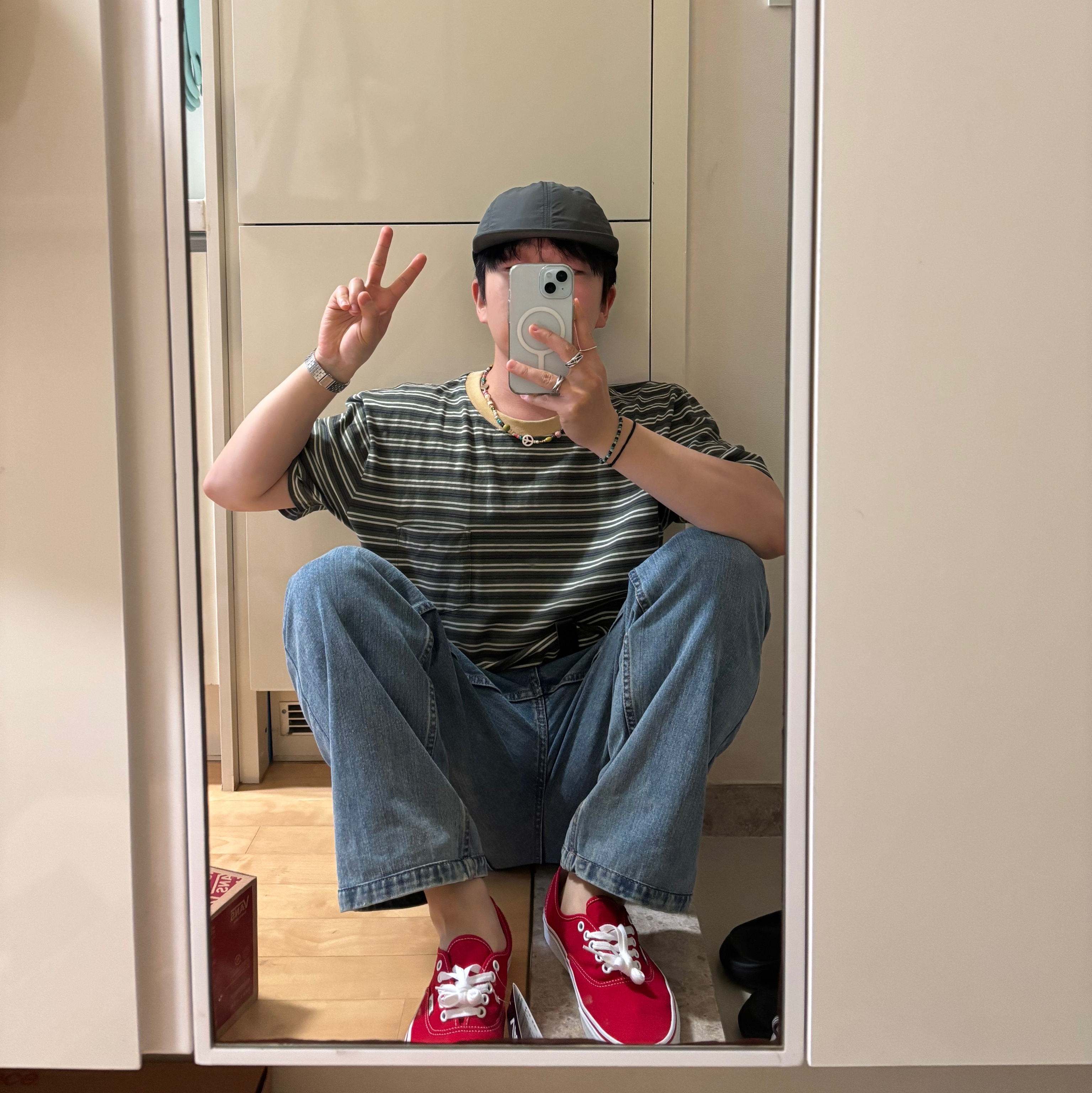 Khakis Border S/S T-Shirt Bark, Vans Authentic Red 착용 스타일