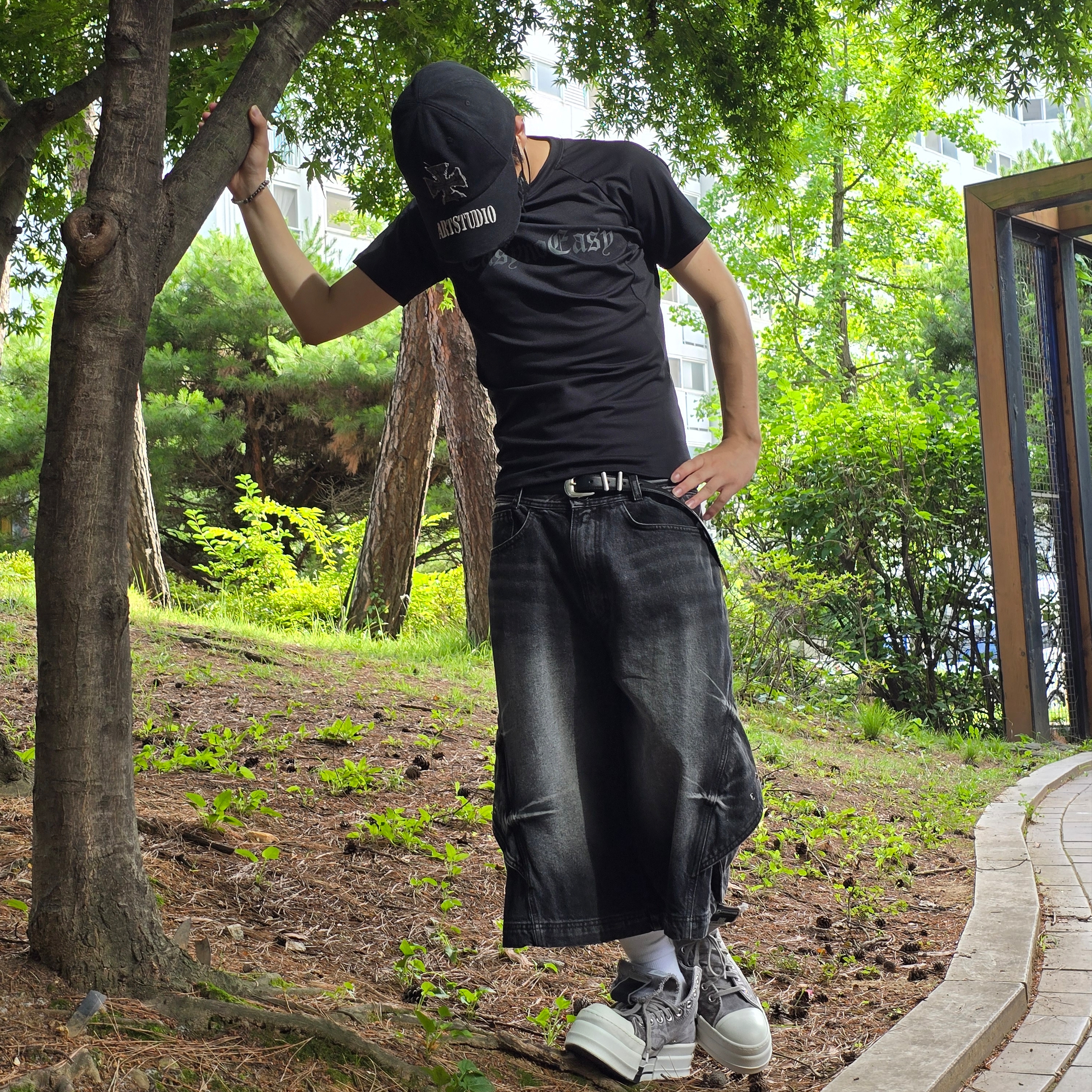 Converse x Drkshdw DBL Drkstar Overdye Chuck 70 Hi Concrete, BLR Curved Cover Cargo Bermuda Washing Denim Pants Black 착용 스타일 - 3