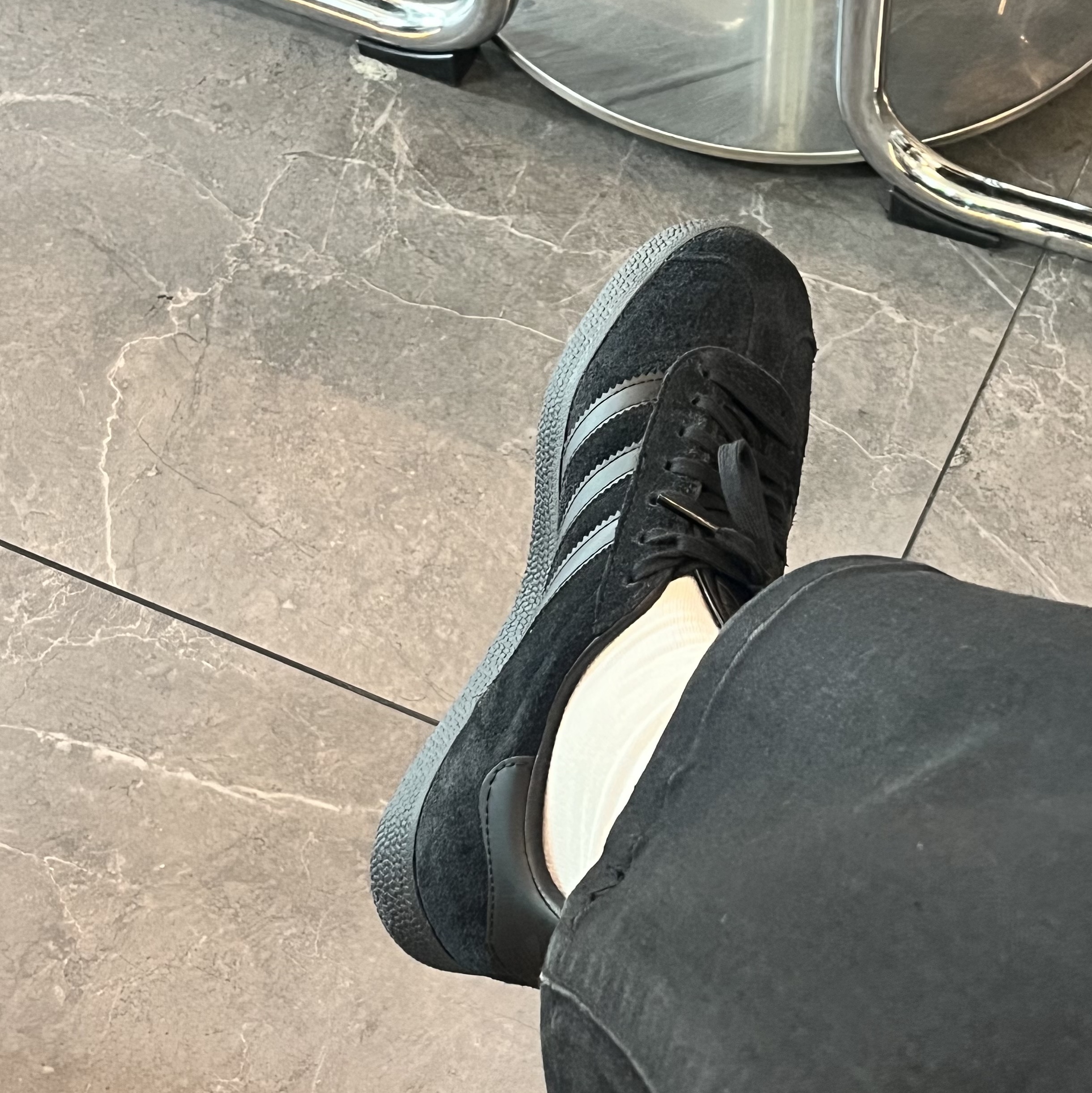 Adidas Gazelle Triple Black 착용 스타일 - 2