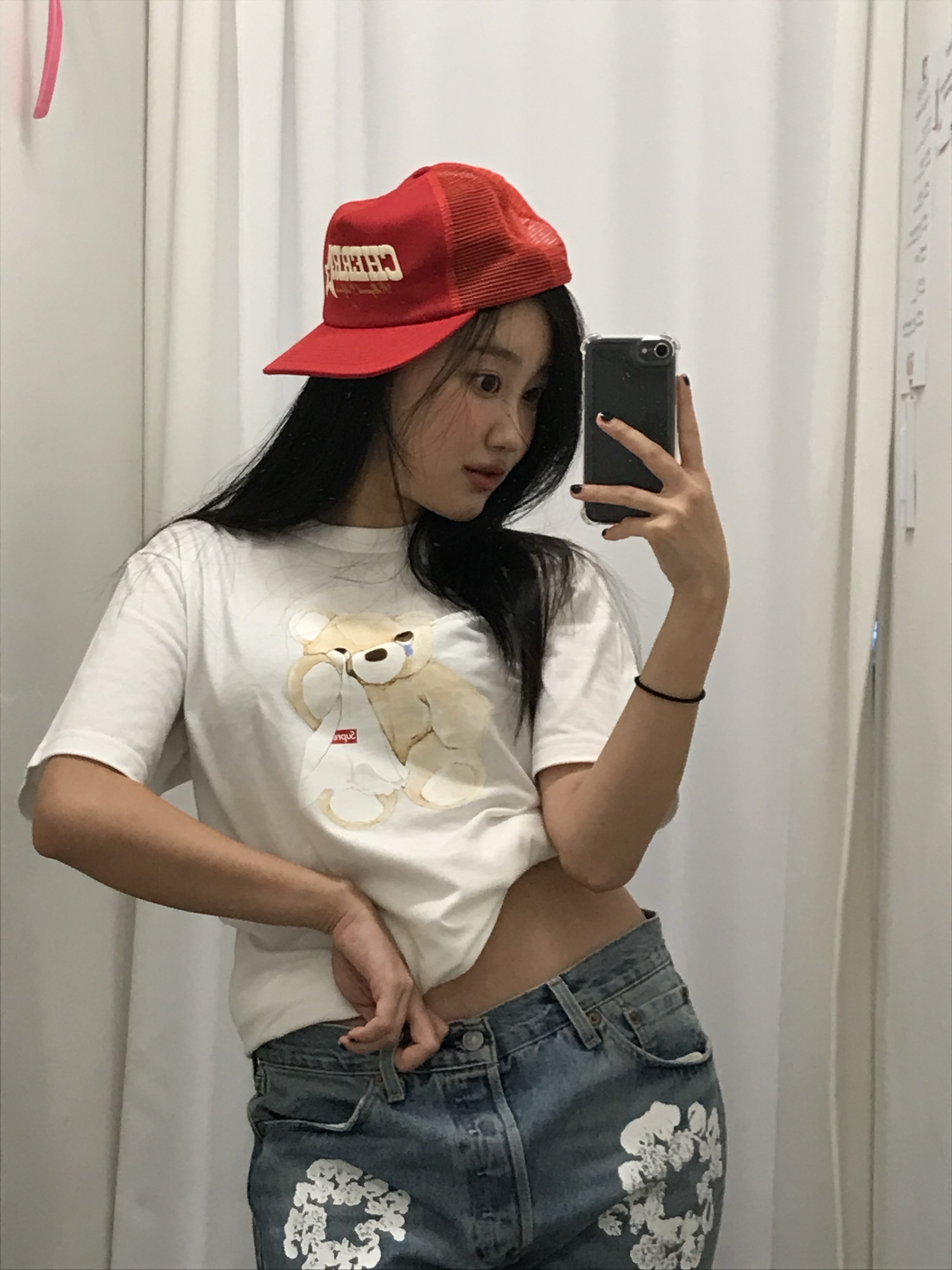 Supreme Bear T-Shirt White - 25SS, Denim Tears Dirty Wash Wreath 501 Jeans Light Wash 착용 스타일 - 1