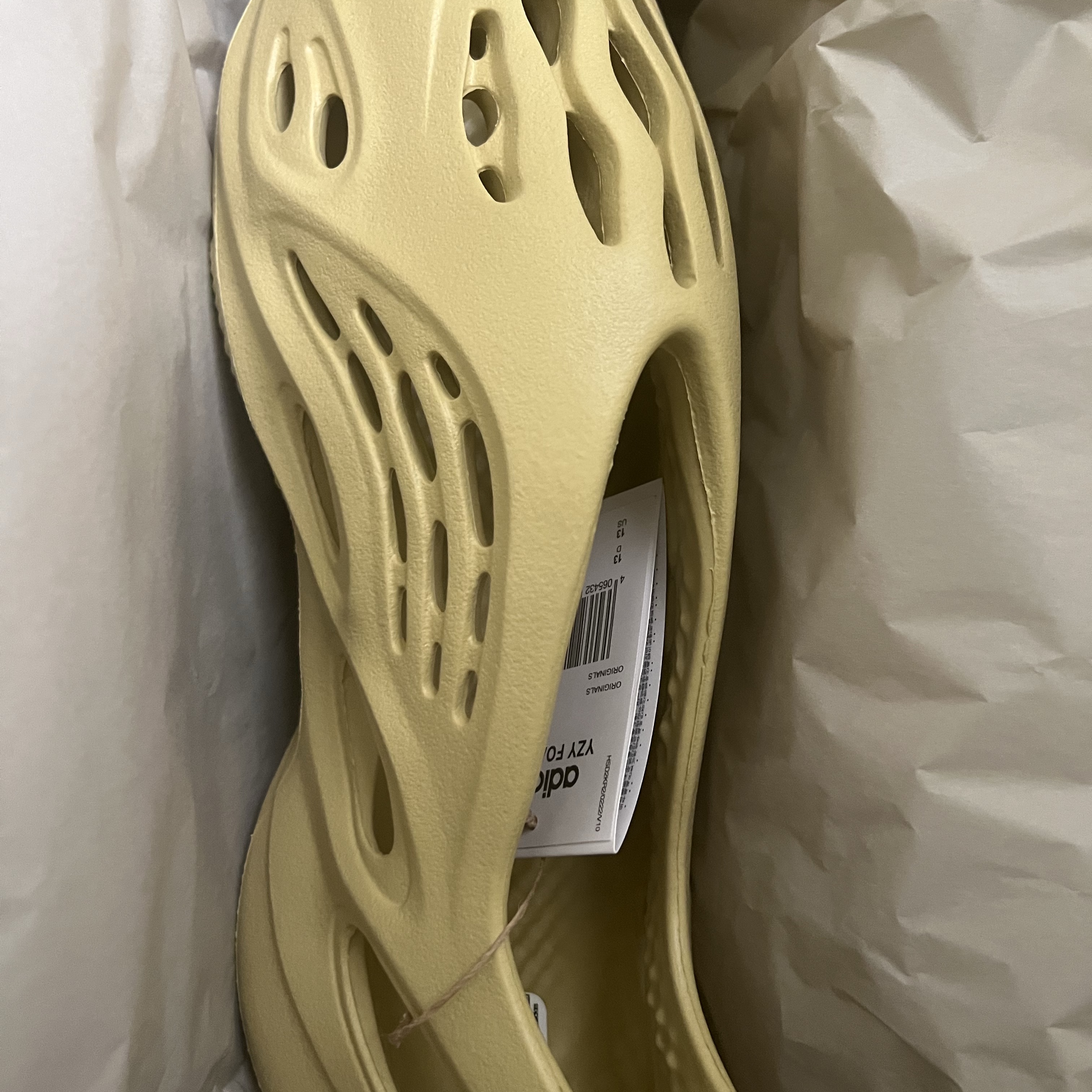 Adidas Yeezy Foam RNNR Sulfur 착용 스타일