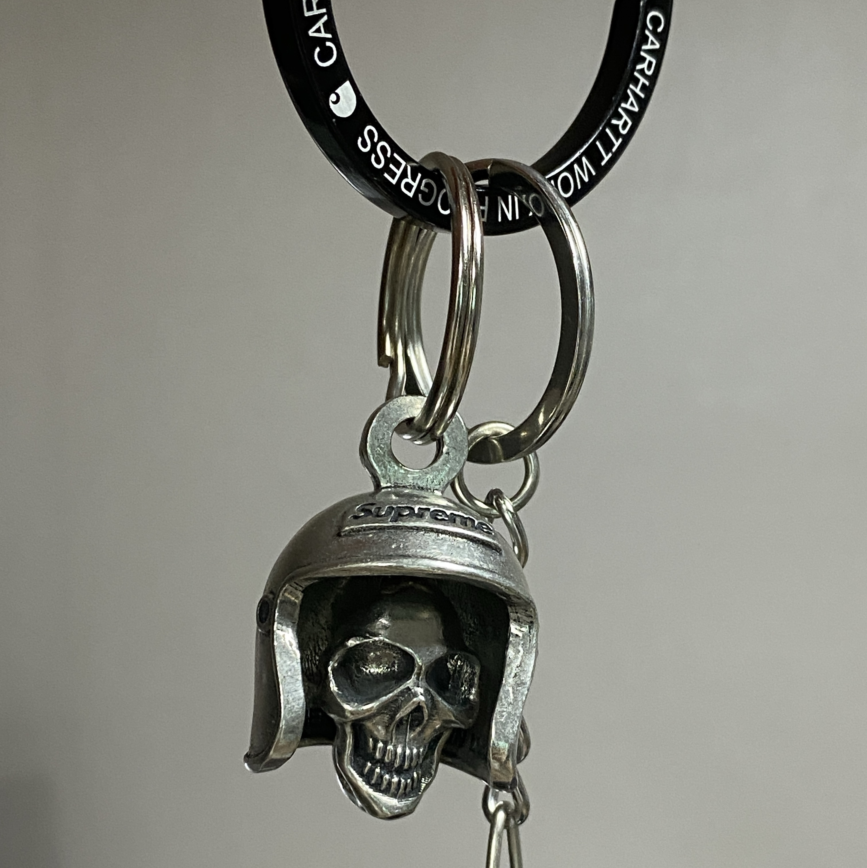 Supreme Skull Bell Keychain Silver - 25SS 착용 스타일