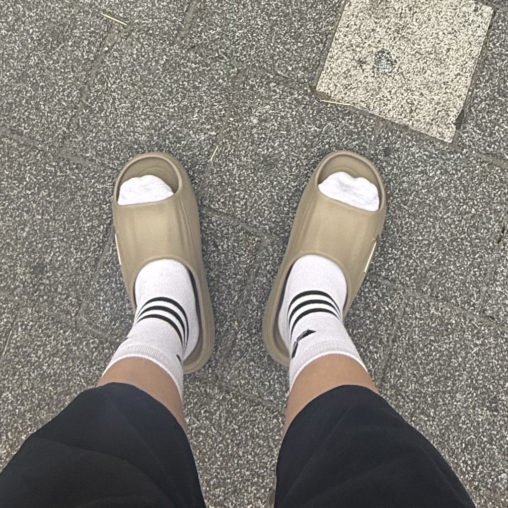 Nike ReactX Rejuven8 Slide Khaki 착용 스타일