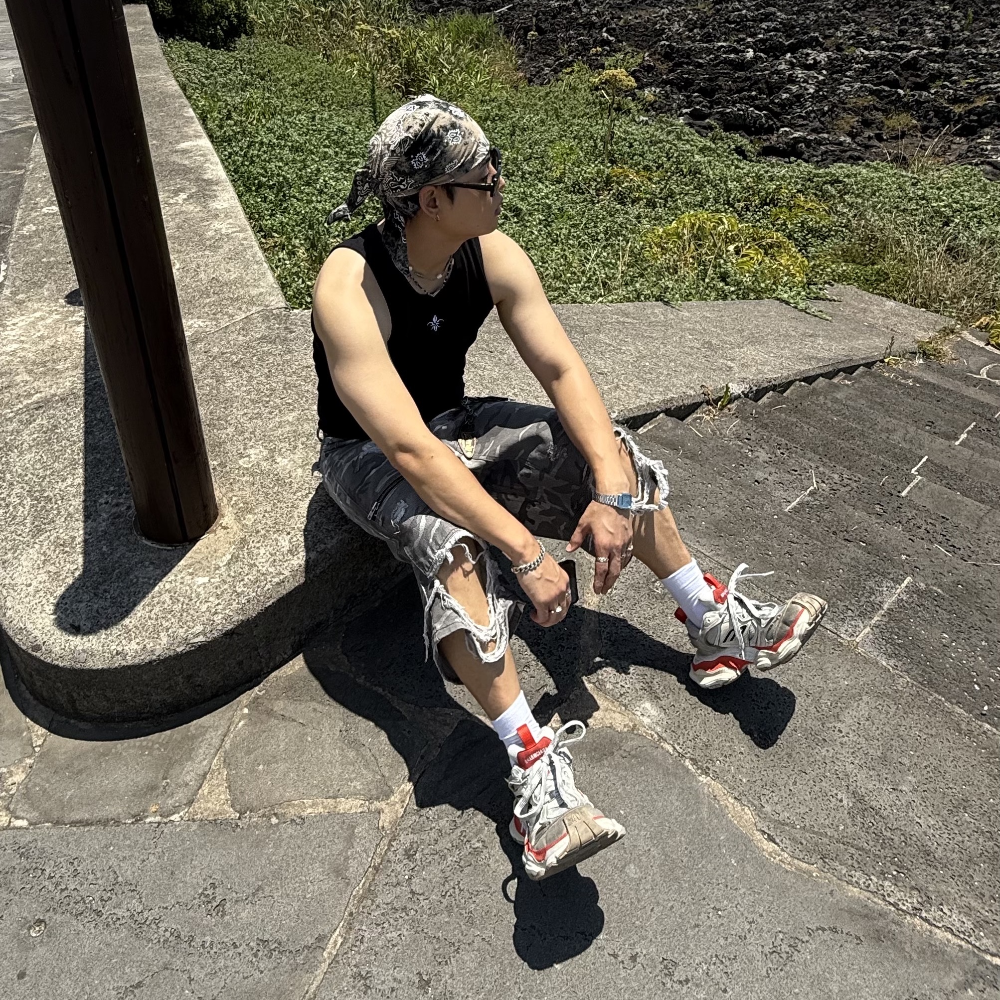 Balenciaga Cargo Sneakers Beige Grey Red 착용 스타일 - 1