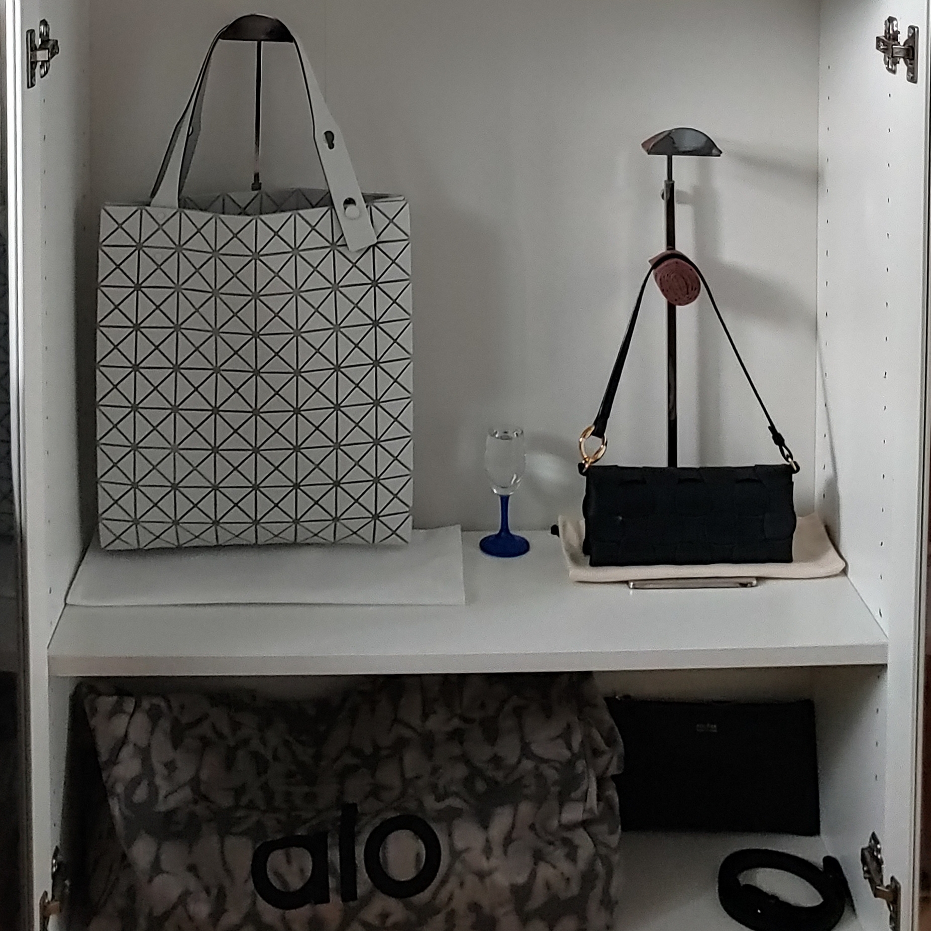 Bao Bao Issey Miyake Boston Hand Bag Gunmetal, Pleats Please Issey Miyake Bias Pleats Bag Black 착용 스타일 - 2