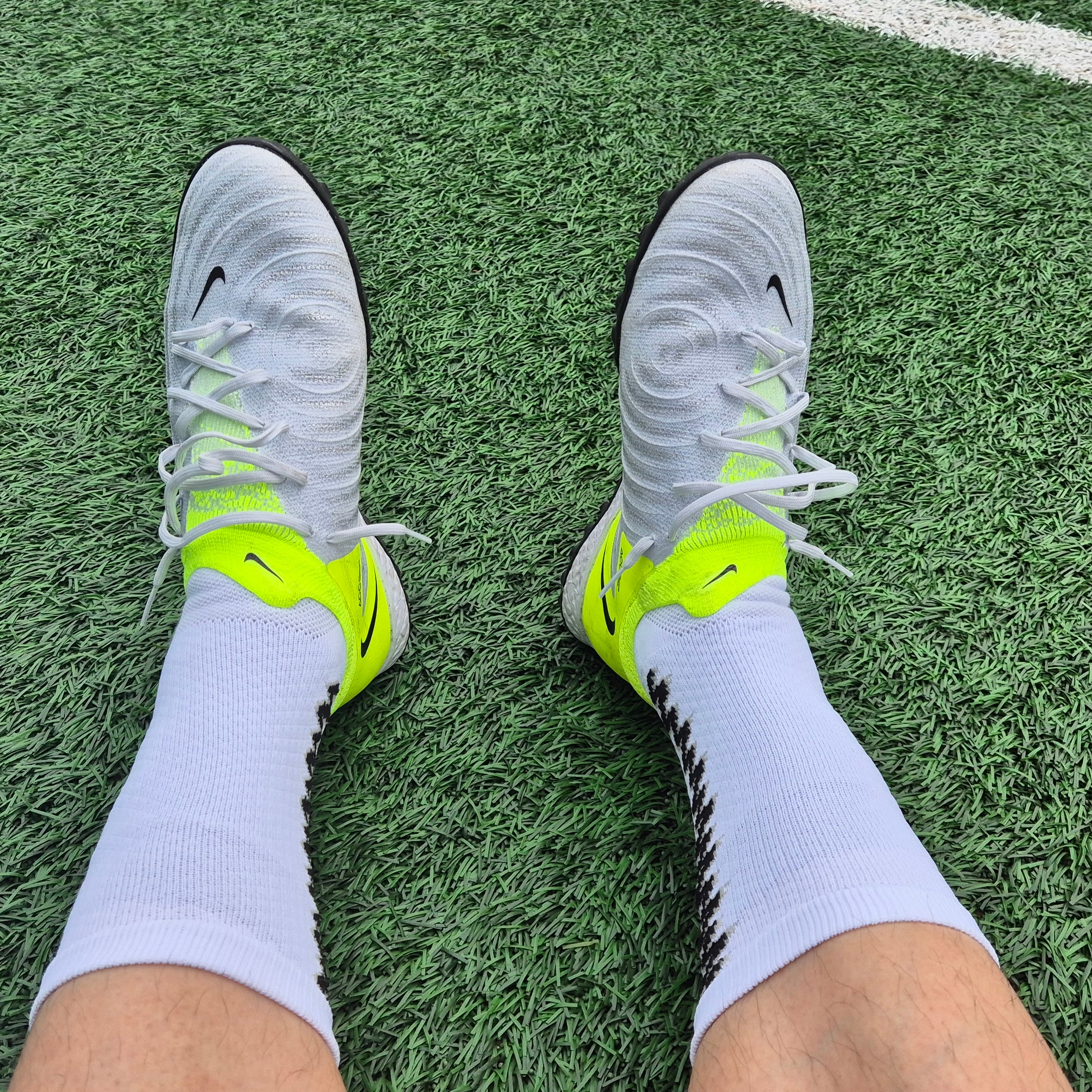 Nike Phantom GX 2 Pro TF Metallic Silver Volt 착용 스타일