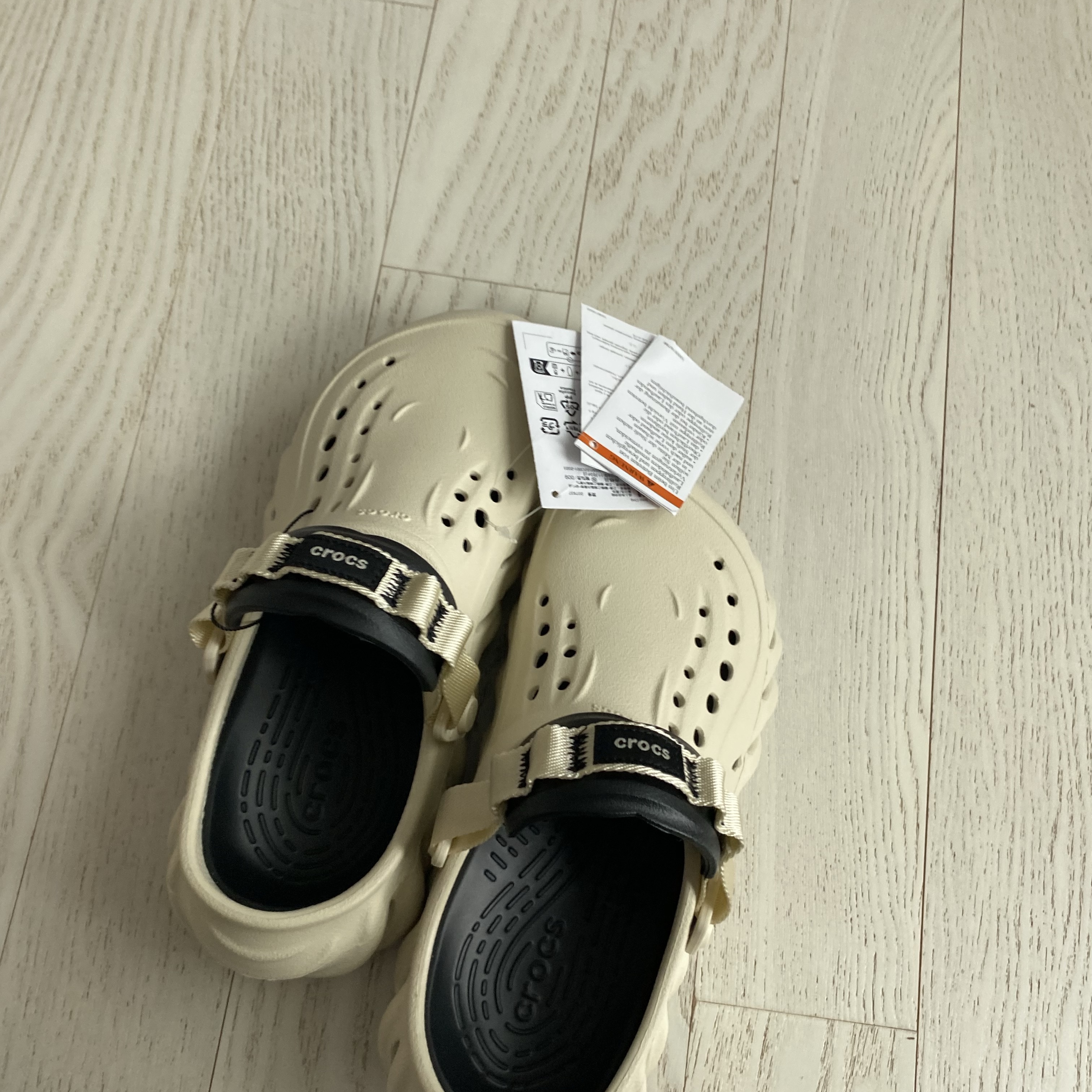 Crocs Echo Clog Bone Black 착용 스타일