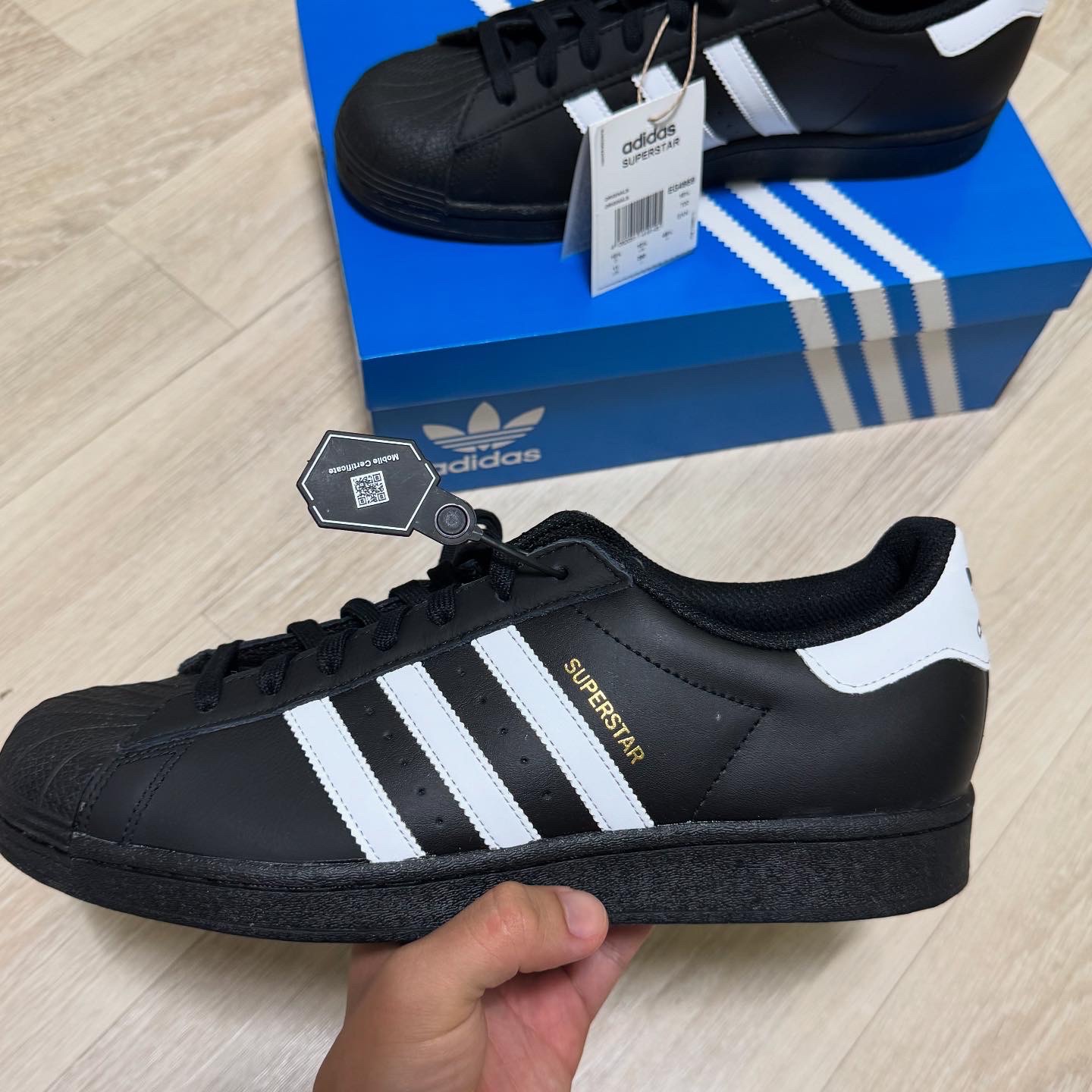 Adidas Superstar Core Black White 착용 스타일