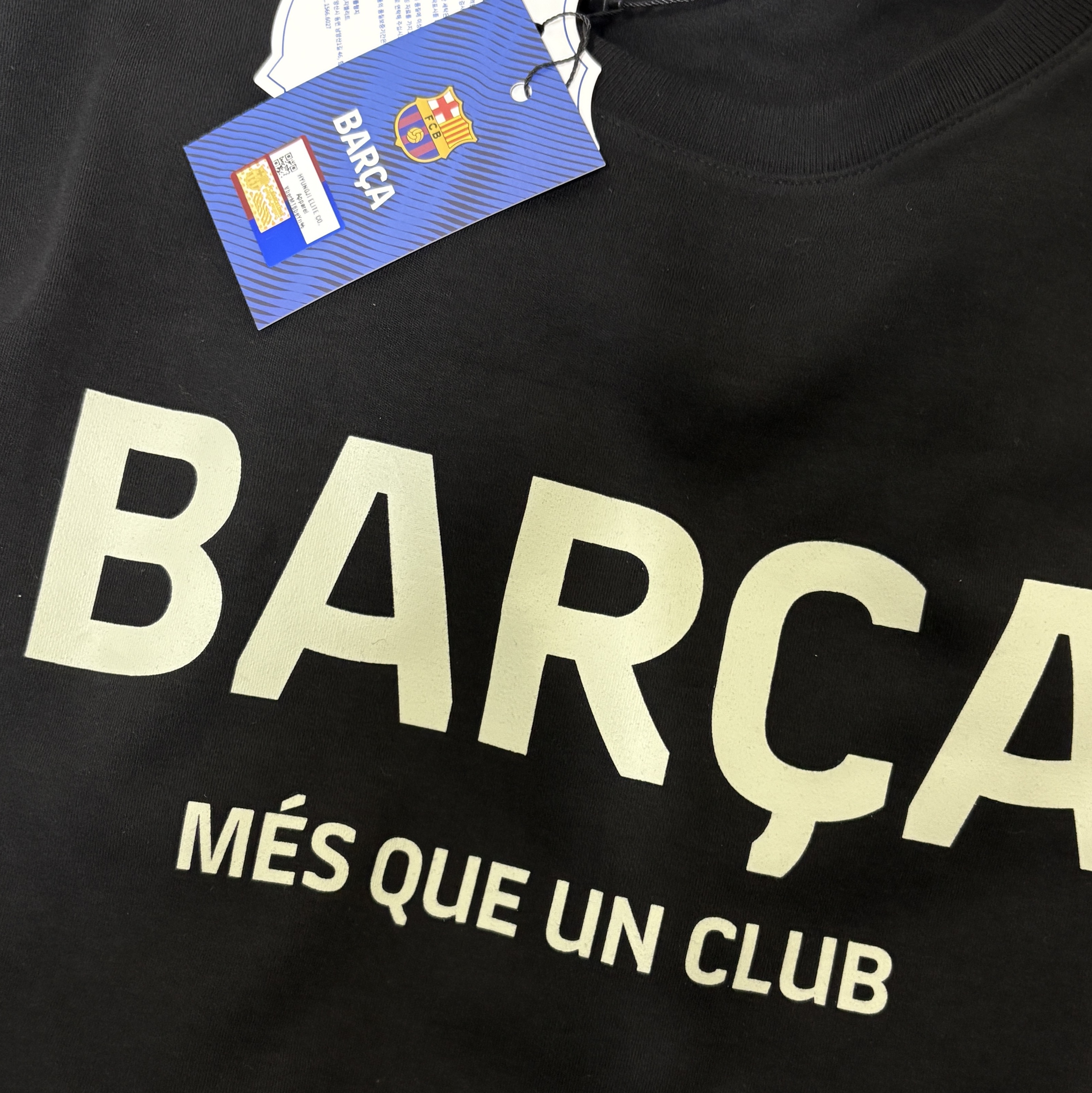 FC Barcelona Classic Line Graphic T-Shirt Black 착용 스타일 - 1