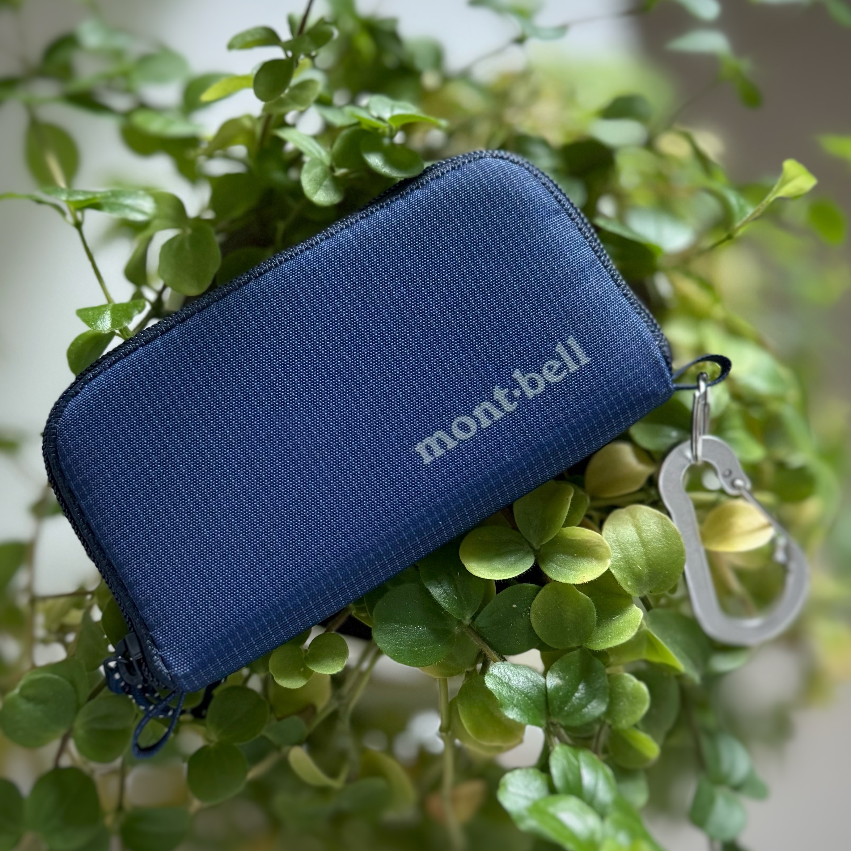 Montbell Mini Zip Wallet Navy 착용 스타일