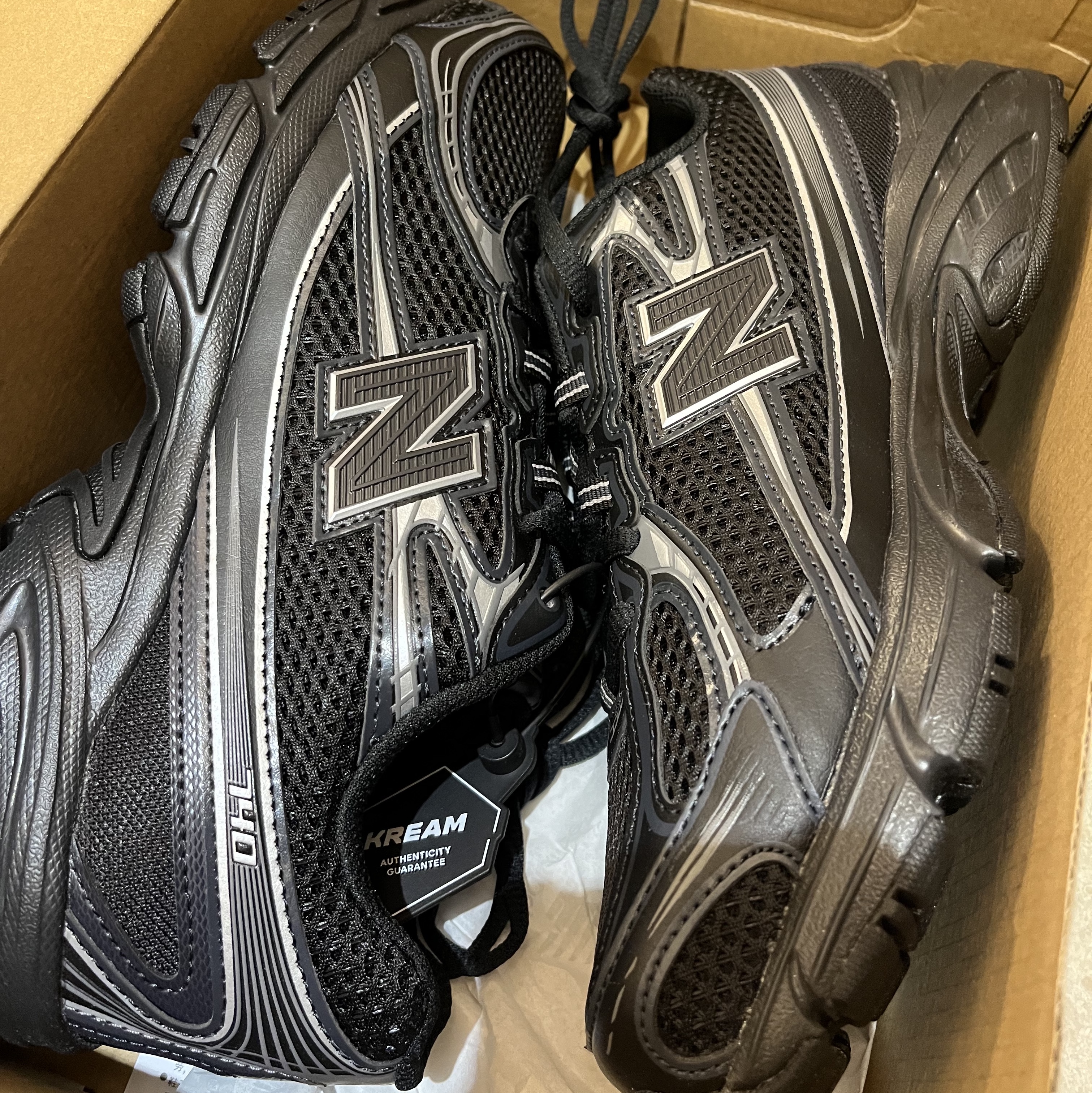 New Balance 740v2 Black Silver Metallic 착용 스타일