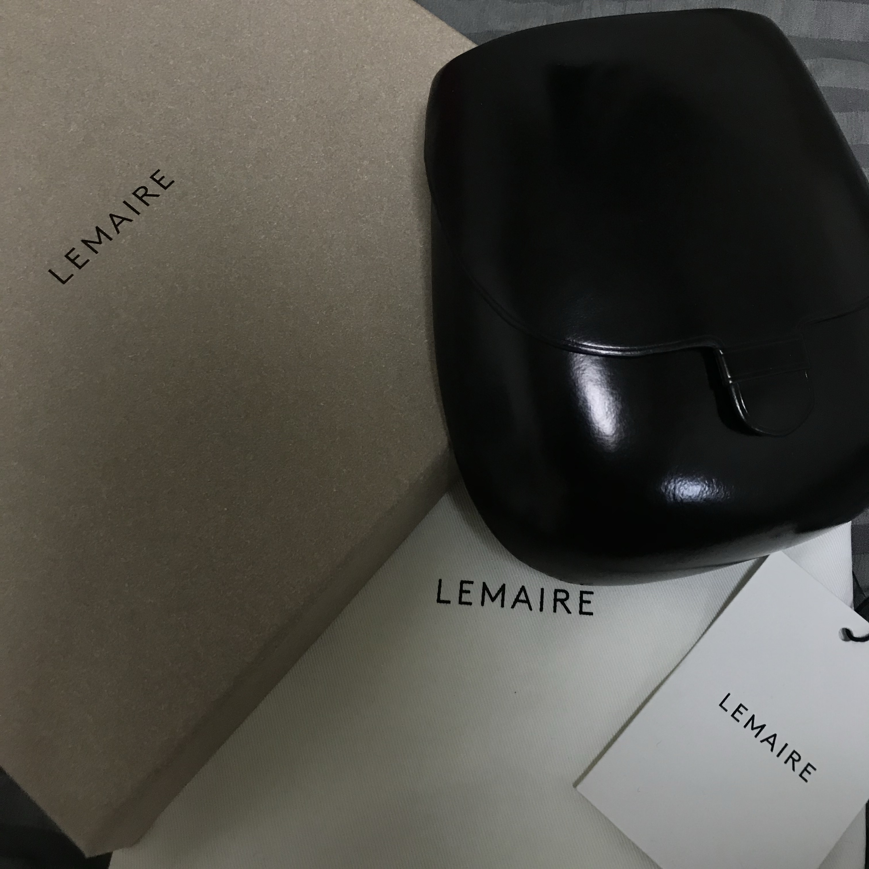 Lemaire Vegetable Tanned Leather Il Bussetto For Lemaire Small Cartridge Bag Black 착용 스타일