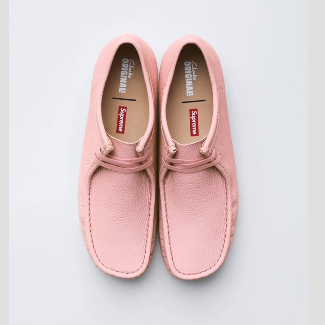 Clarks x Supreme Reflective Wallabee Natural - 25SS, Clarks x Supreme Reflective Wallabee Pink - 25SS 착용 스타일 - 3