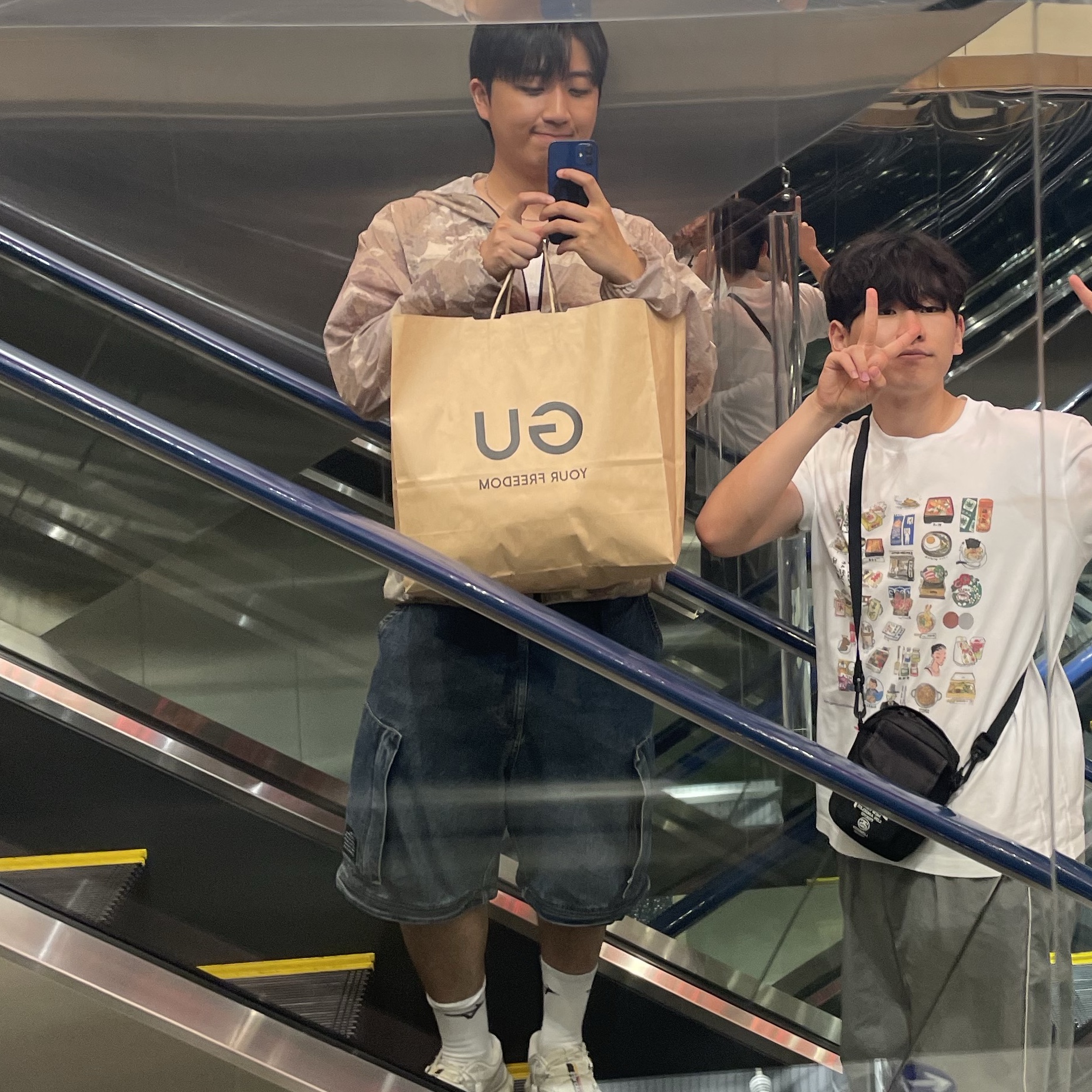 GU x Undercover Denim Convertible Wide Cargo Pants Blue 착용 스타일 - 2