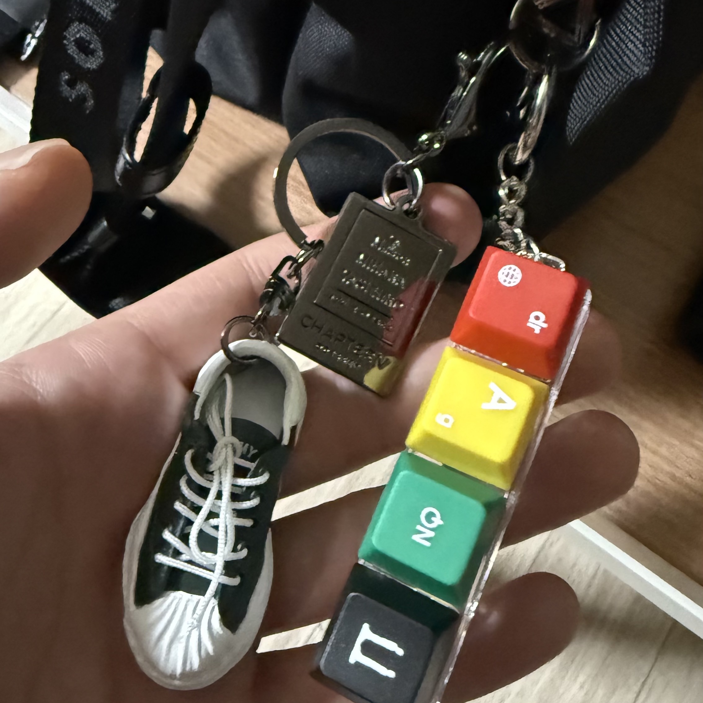 Odyssey x Maison Mihara Yasuhiro Blakey Keyring Green, G-DRAGON Ubermensch Keycap Keyring 착용 스타일