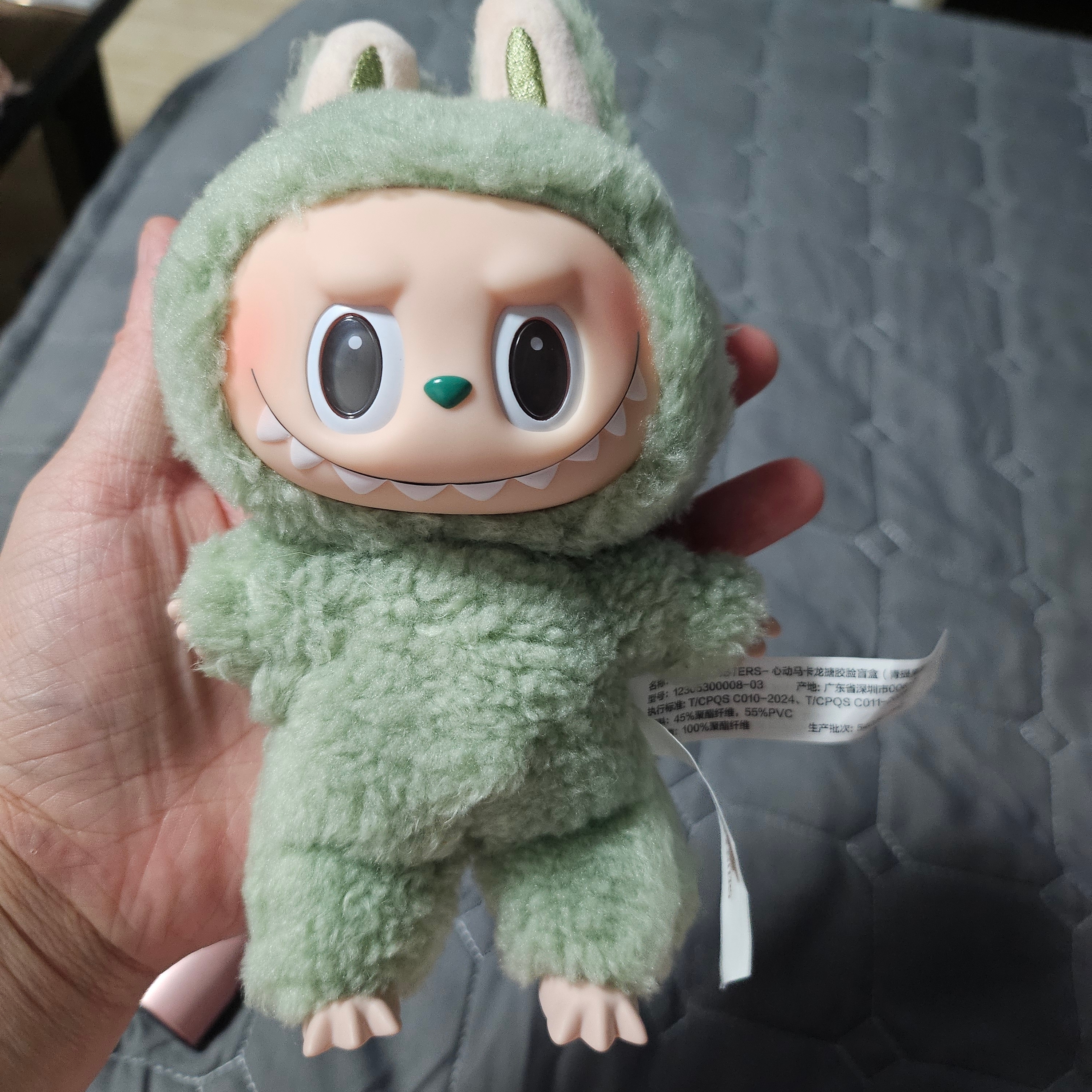 Pop Mart The Monsters Labubu Tasty Macarons Series Sealed Case (Bundle of 2/1 Blind Box) 착용 스타일