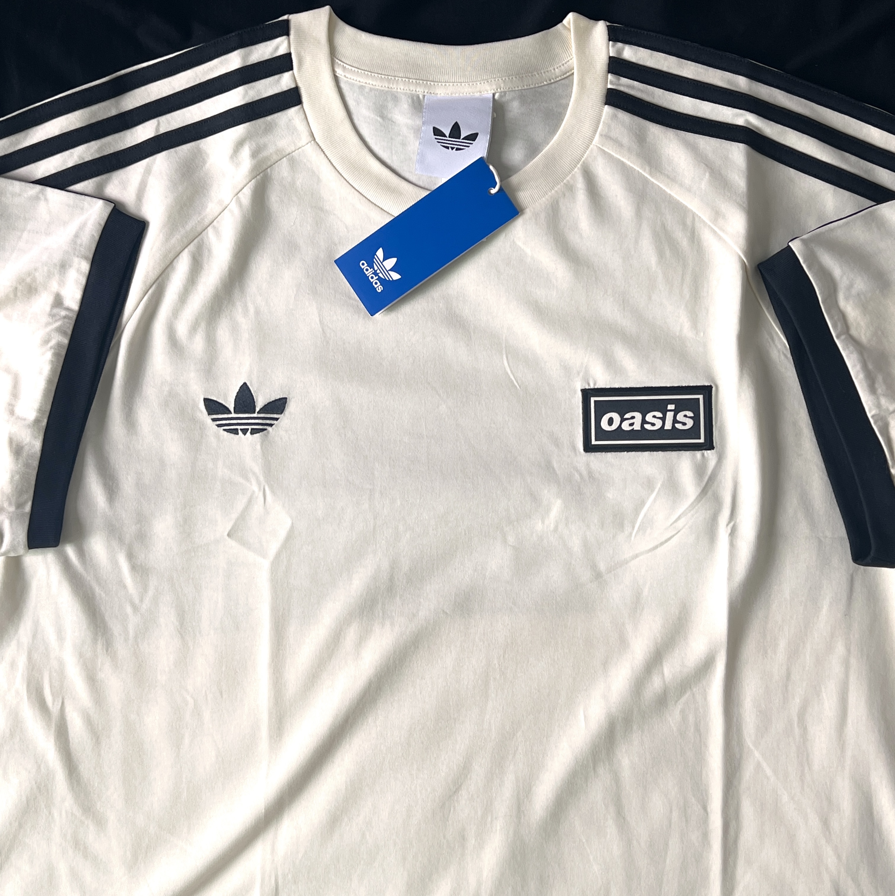 Adidas x Oasis Tour 3-Stripes T-Shirt Cream White - US Sizing, Adidas x Oasis Tour 3-Stripes T-Shirt Clear Sky Night Indigo - US Sizing 착용 스타일 - 1