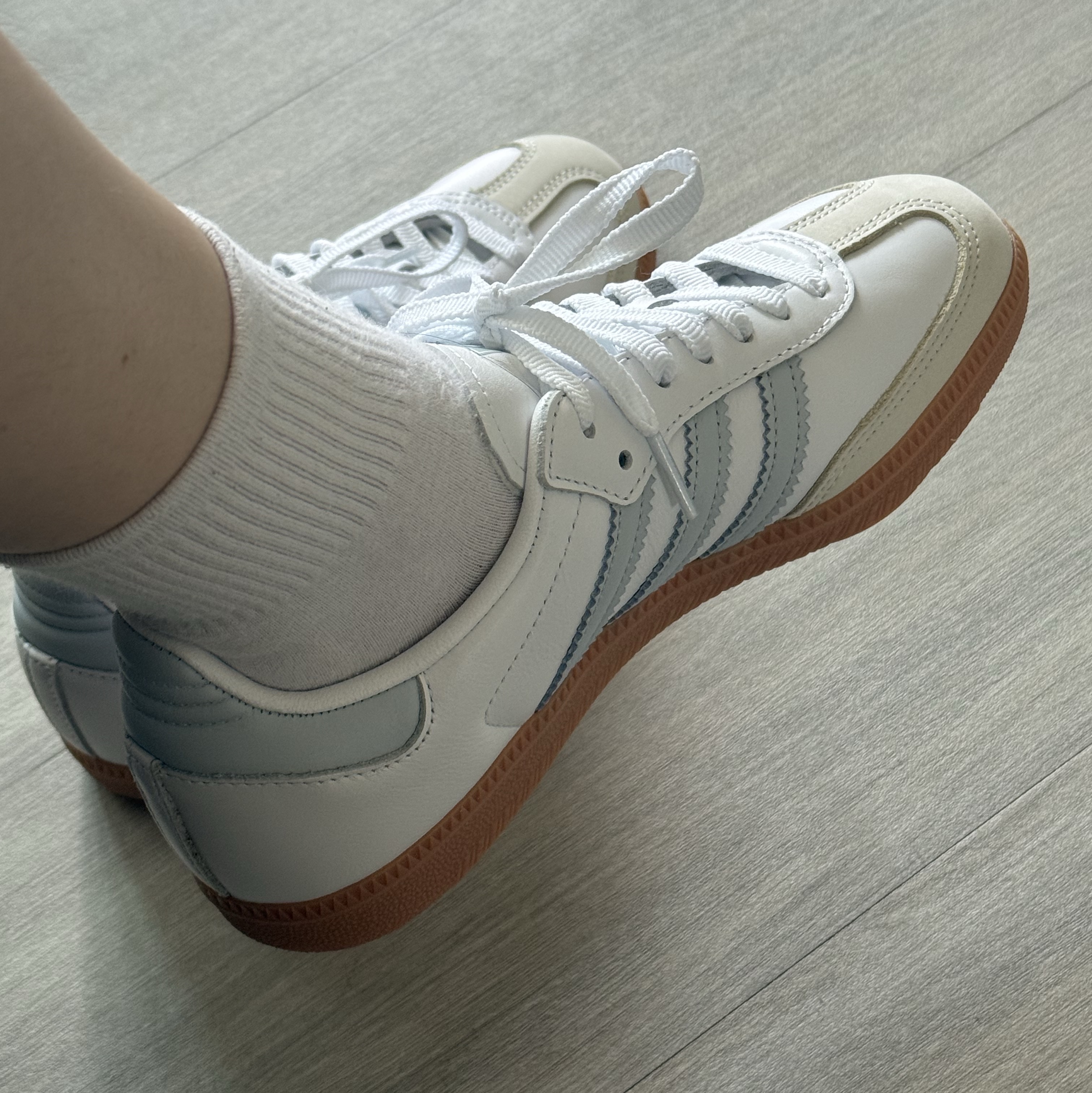 (W) Adidas Samba OG Cloud White Halo Blue 착용 스타일