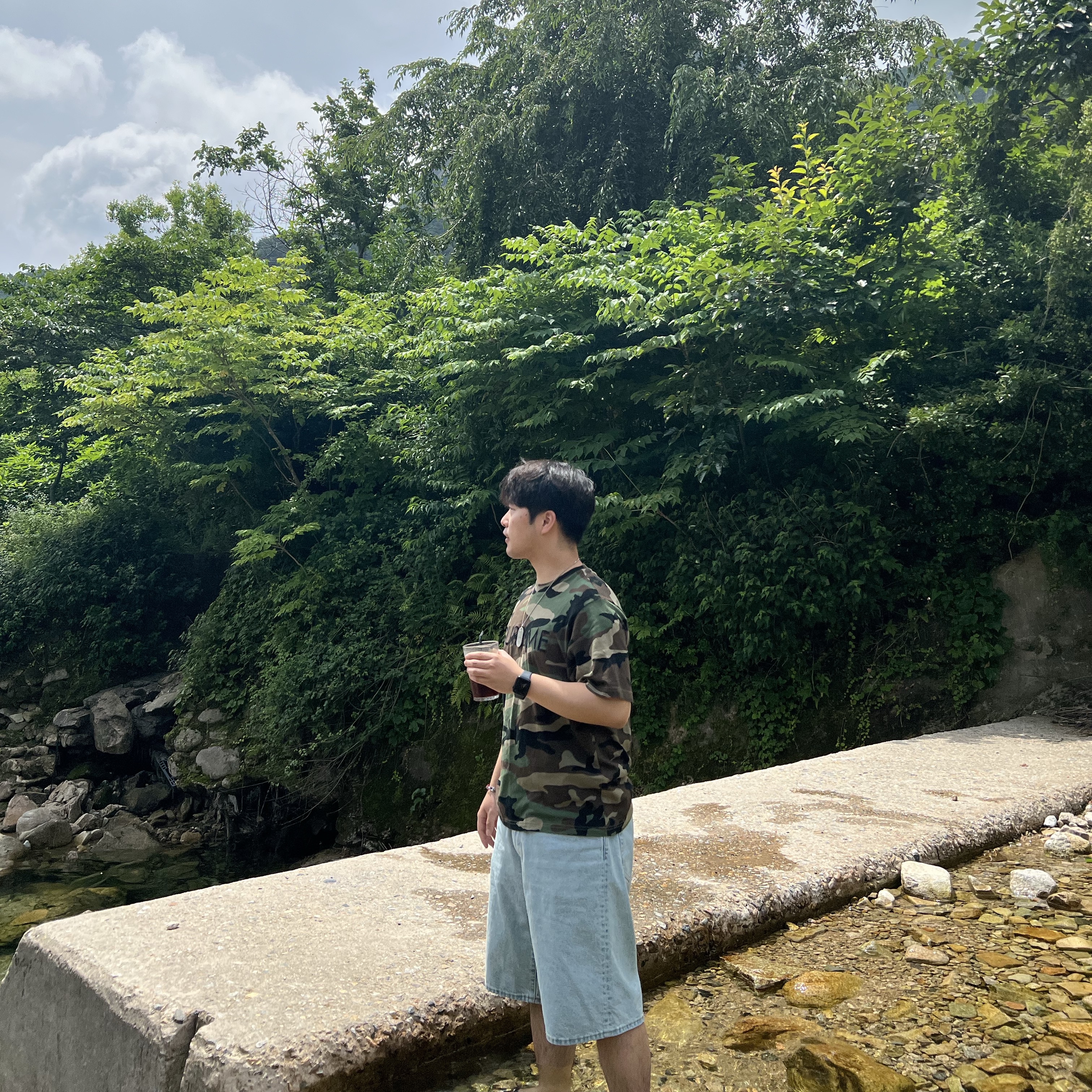 Supreme Baggy Denim Shorts Light Washed Indigo - 25SS, Supreme Capital S/S Top Woodland Camo - 25SS 착용 스타일