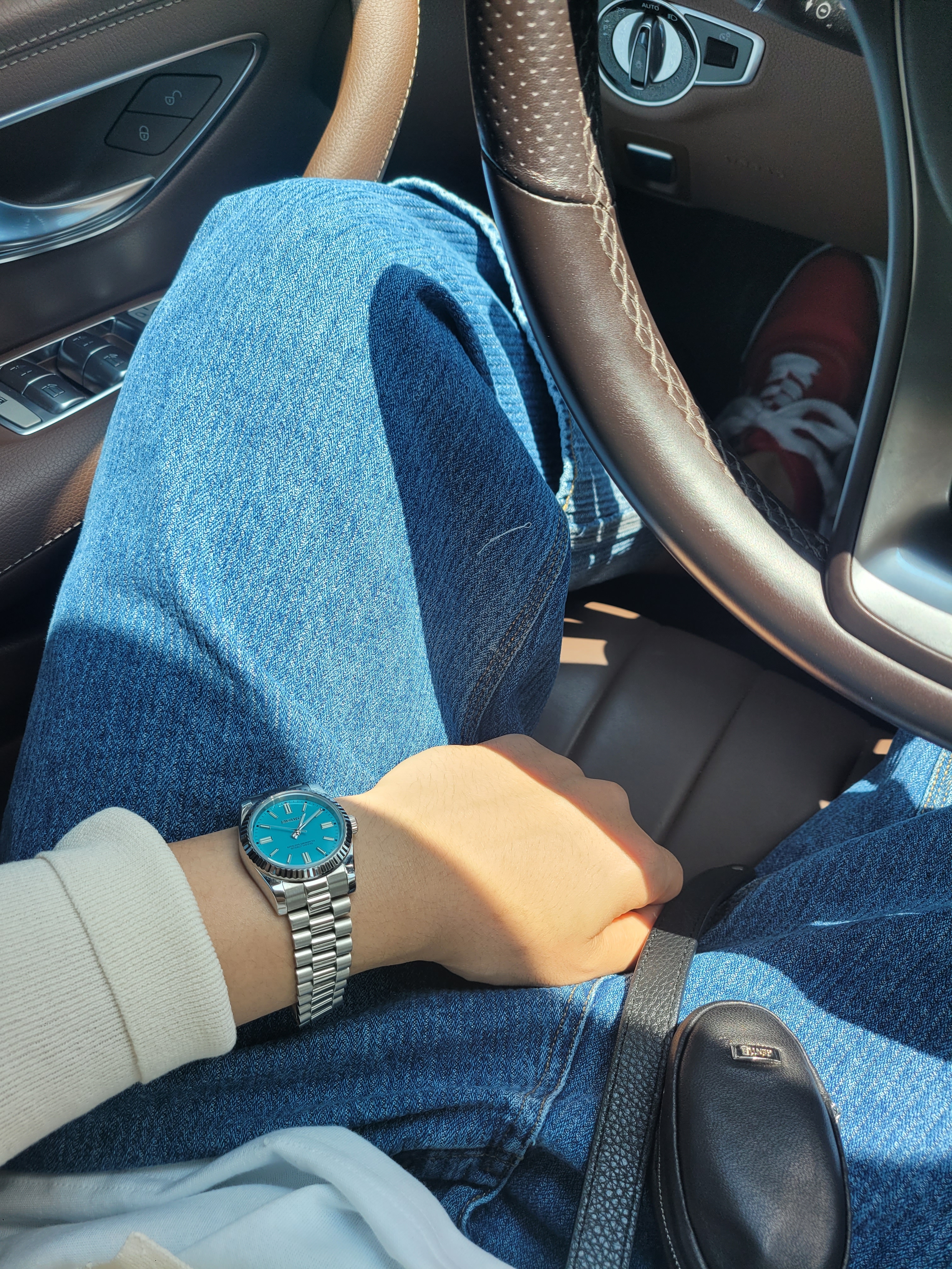STU Stripe Denim Pants Mid Blue, Maison Mihara Yasuhiro Baker OG Sole Canvas Low Cut Sneakers Red 착용 스타일 - 1