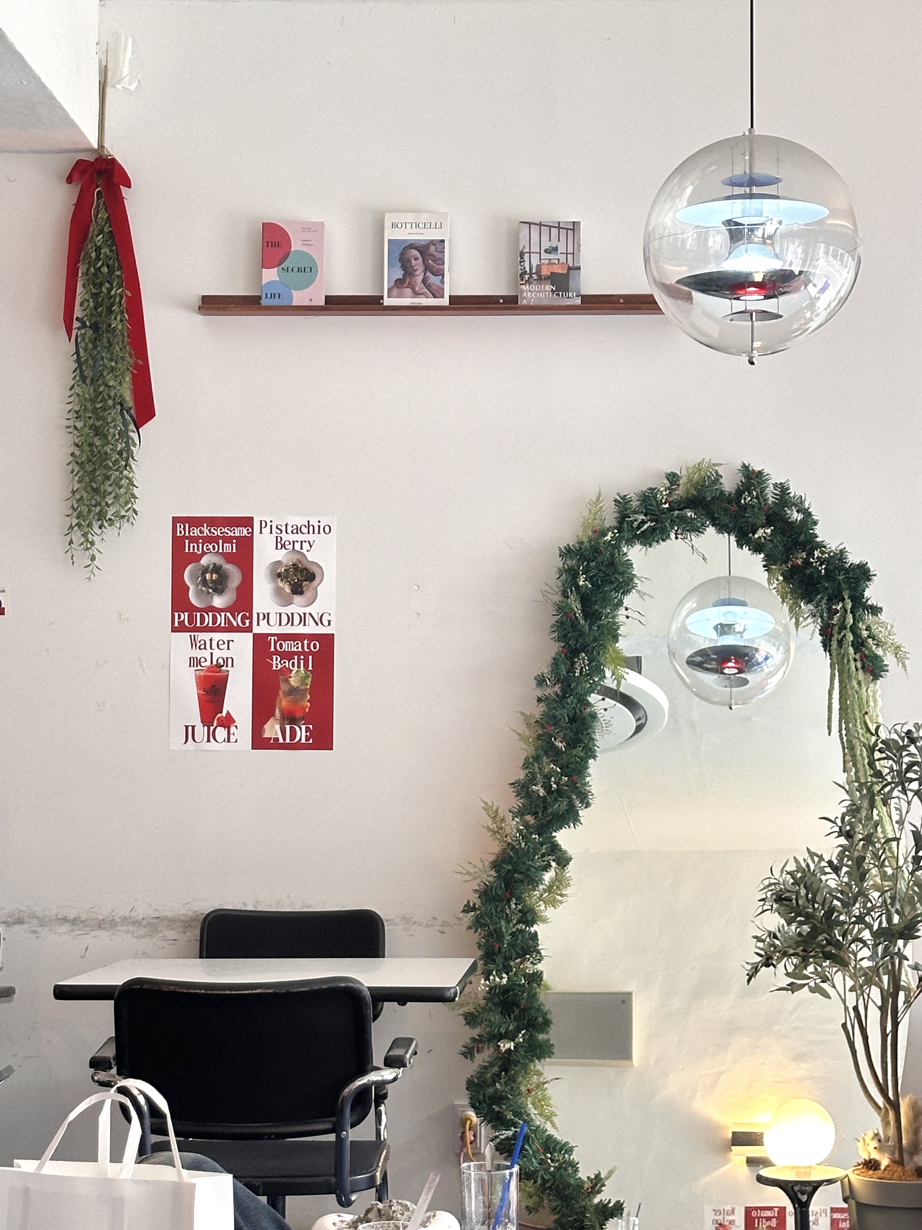 BAPE By Bathing Ape T-Shirt White, Supreme Mesh Mini Duffle Bag Black - 25SS 착용 스타일 - 2