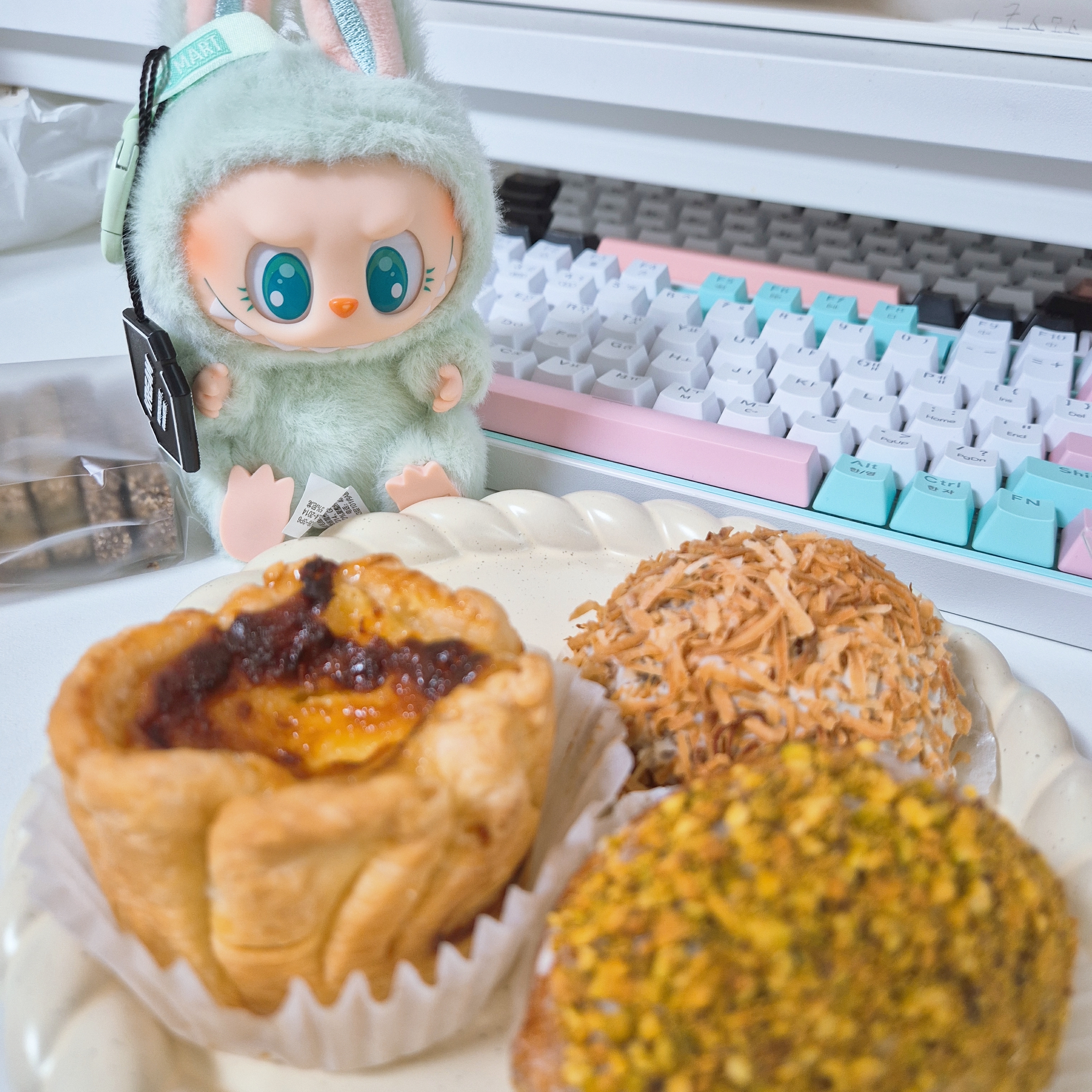 Pop Mart Labubu Let's Play Together Doll Series Ququ Keyring (Opened Case) 착용 스타일 - 5